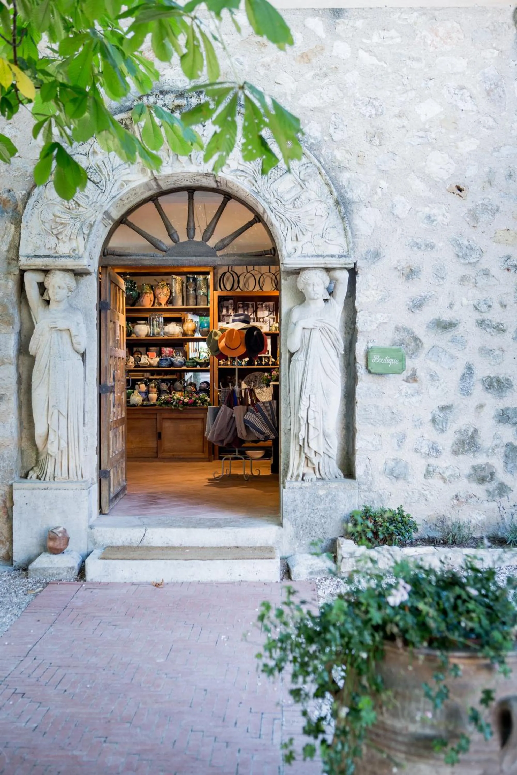 On-site shops in Hostellerie De L'abbaye De La Celle - Teritoria