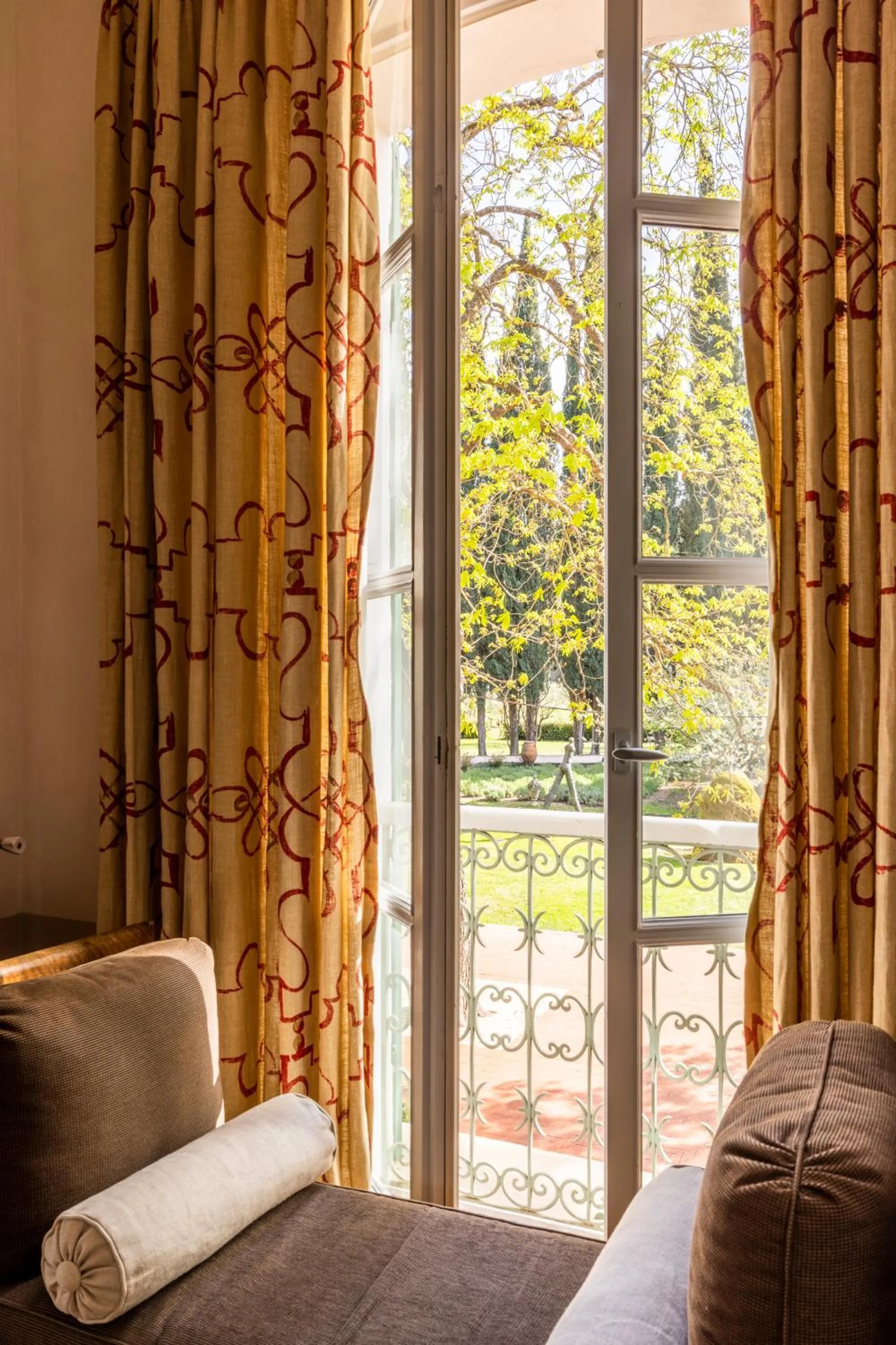 View (from property/room), Bed in Hostellerie De L'abbaye De La Celle - Teritoria