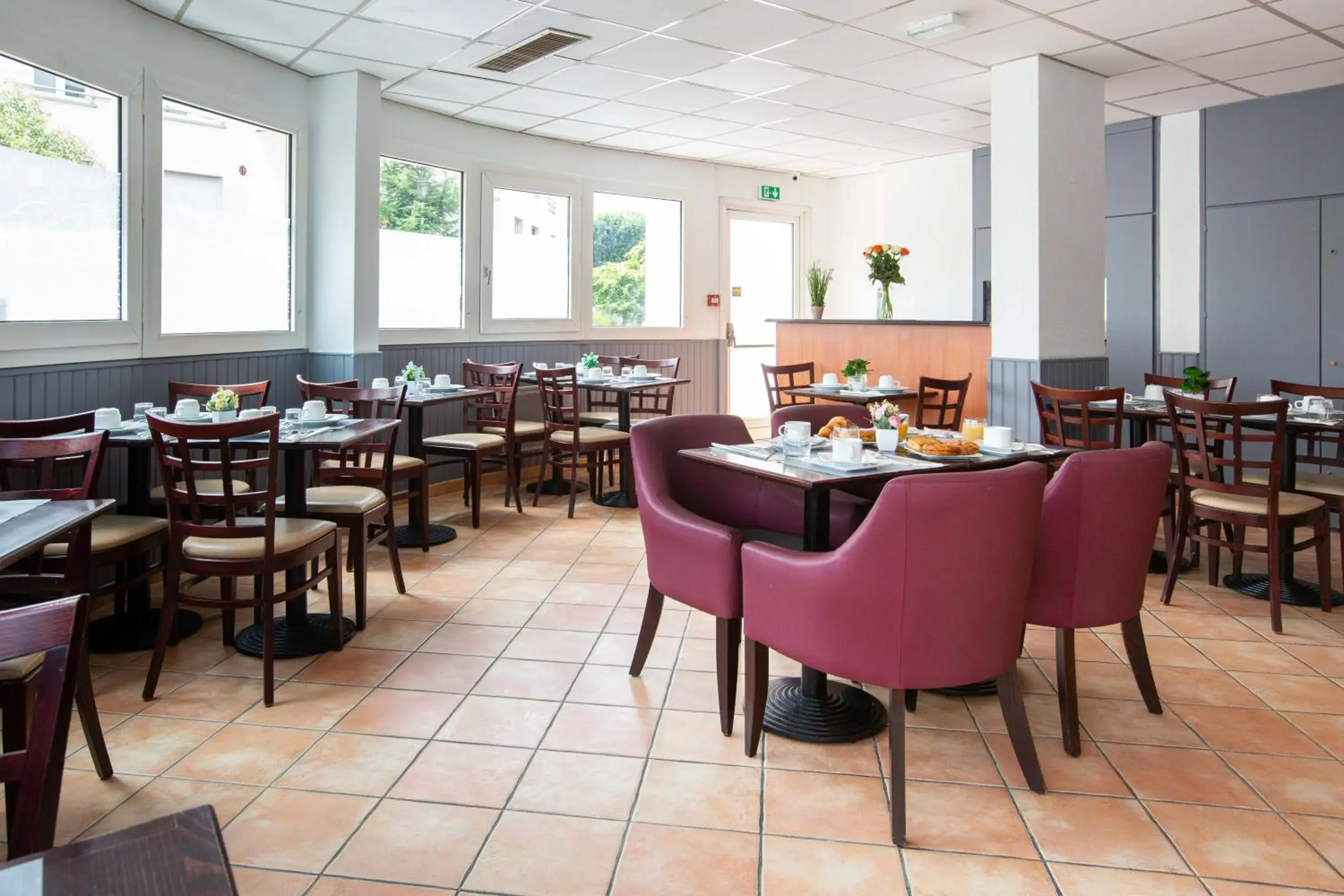 Restaurant/places to eat in HOTEL l'EAUBONNE Restaurant/places to eat in HOTEL l'EAUBONNE