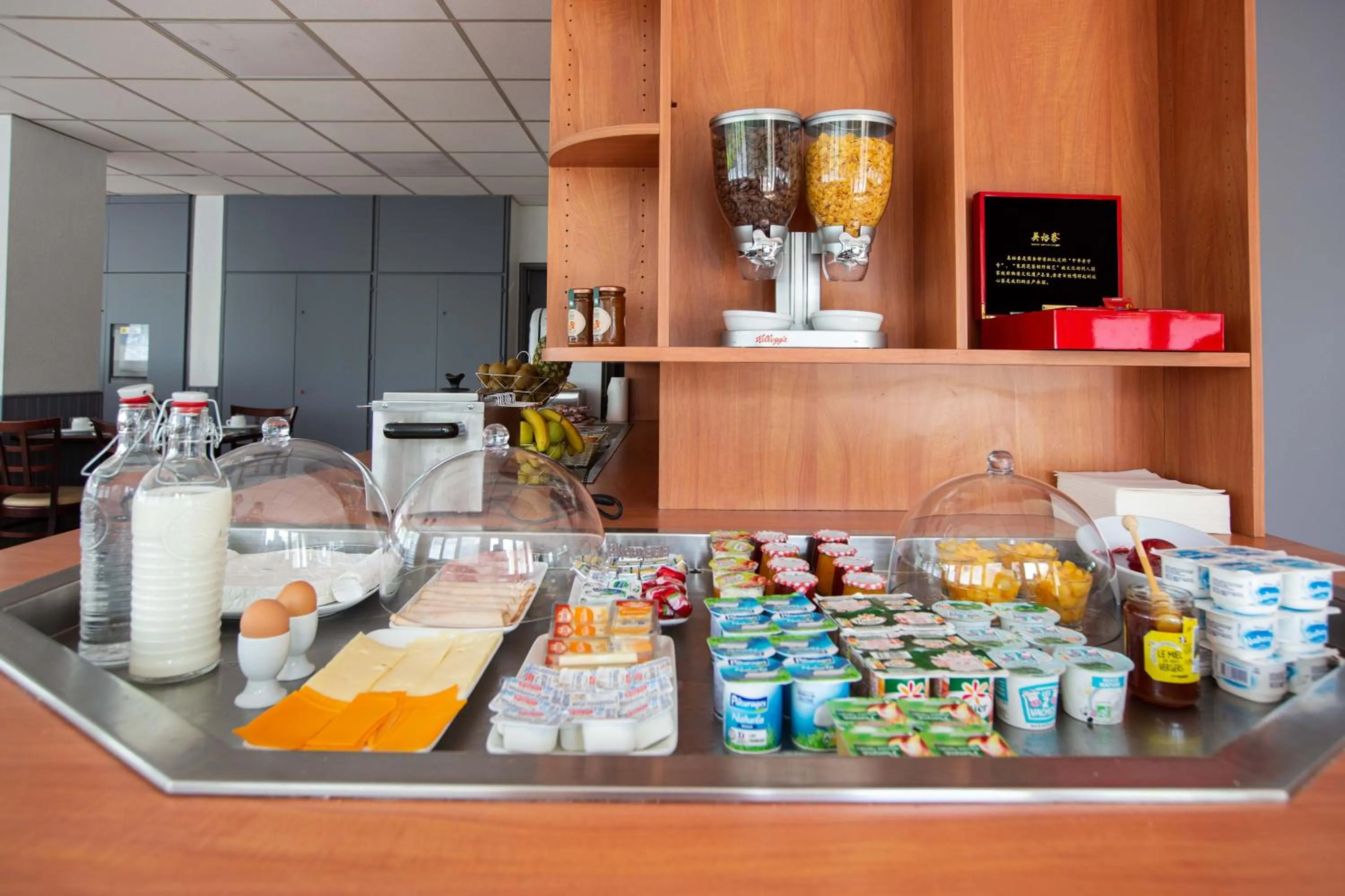 Food and drinks in HOTEL l'EAUBONNE