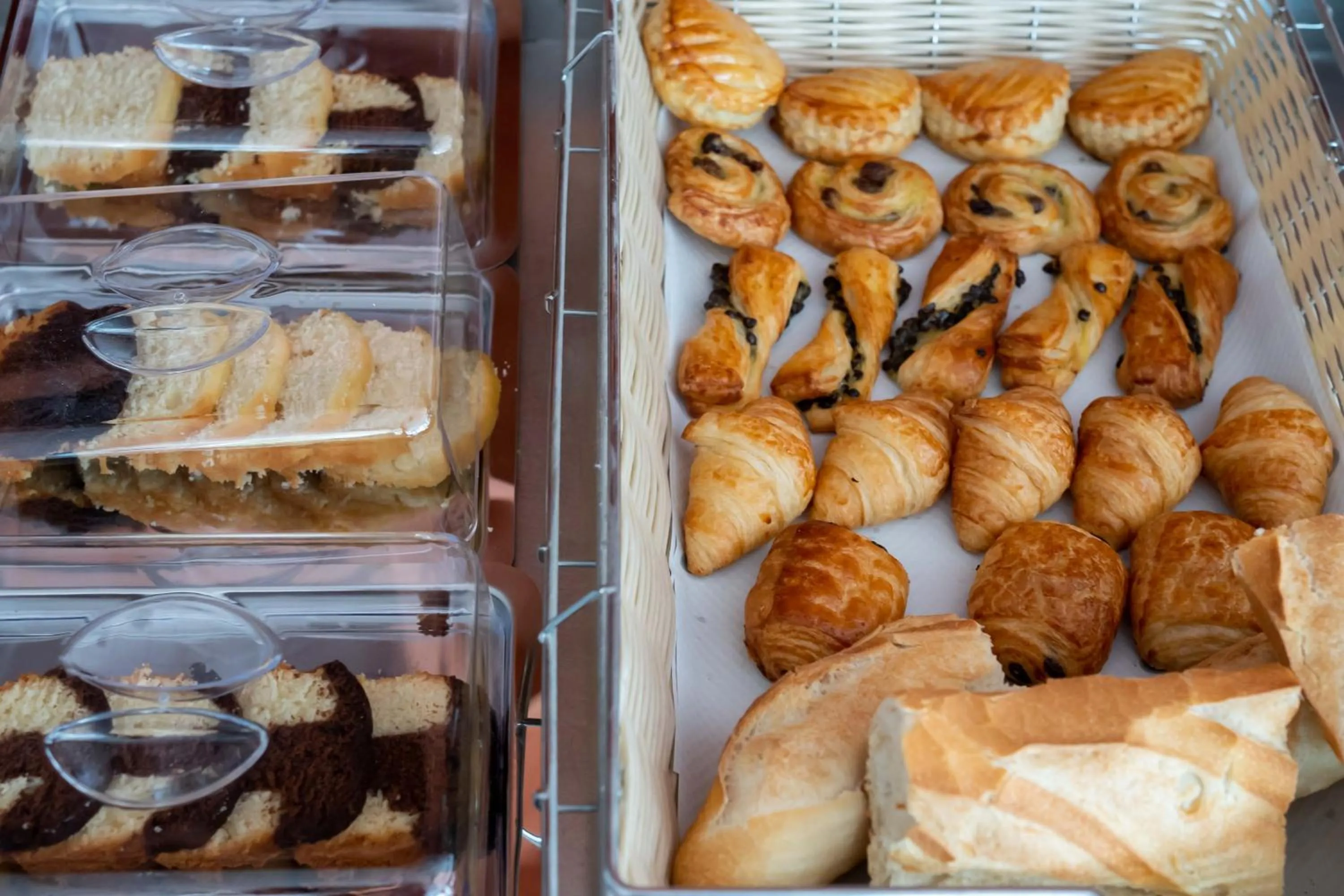 Food and drinks in HOTEL l'EAUBONNE