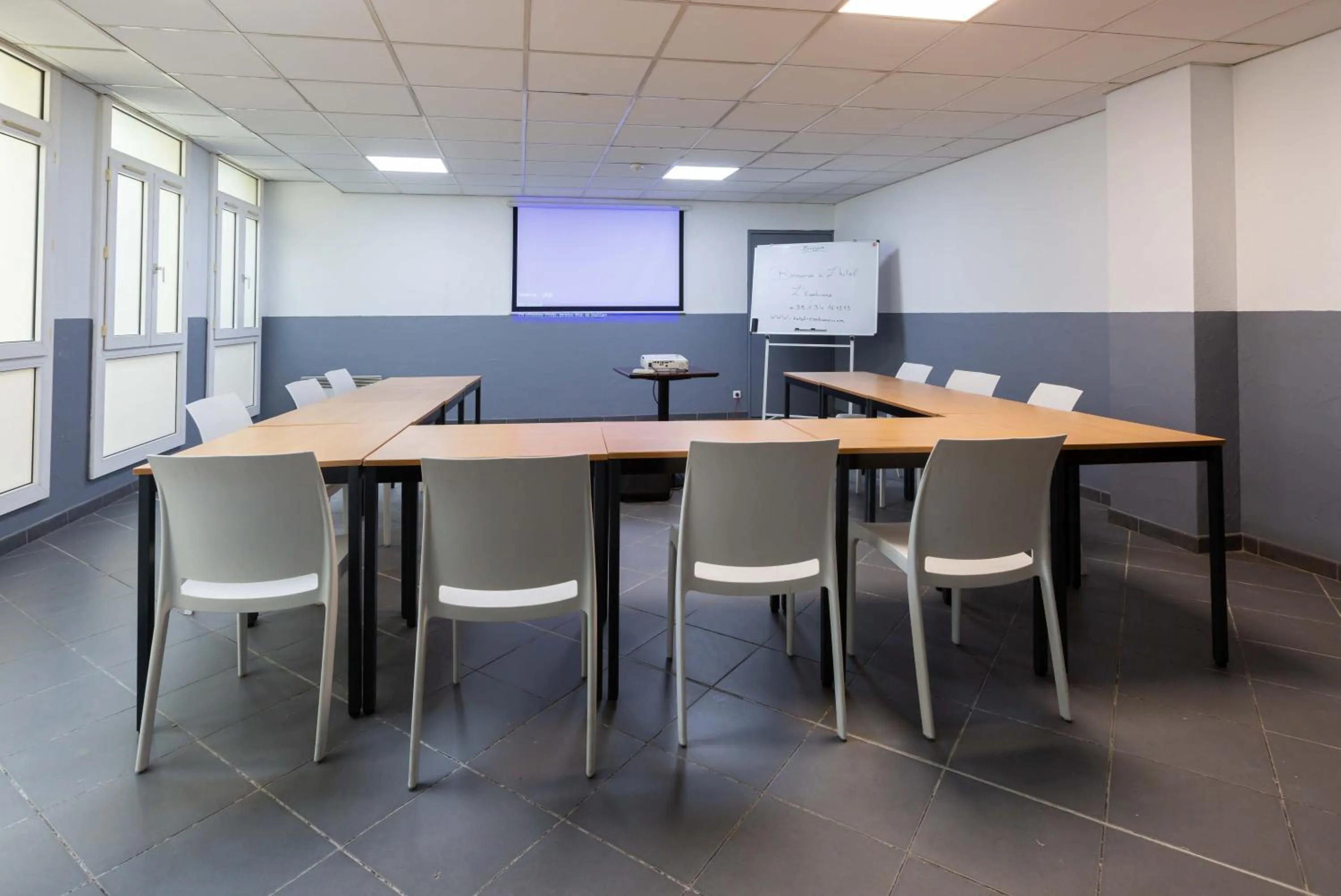 Meeting/conference room in HOTEL l'EAUBONNE