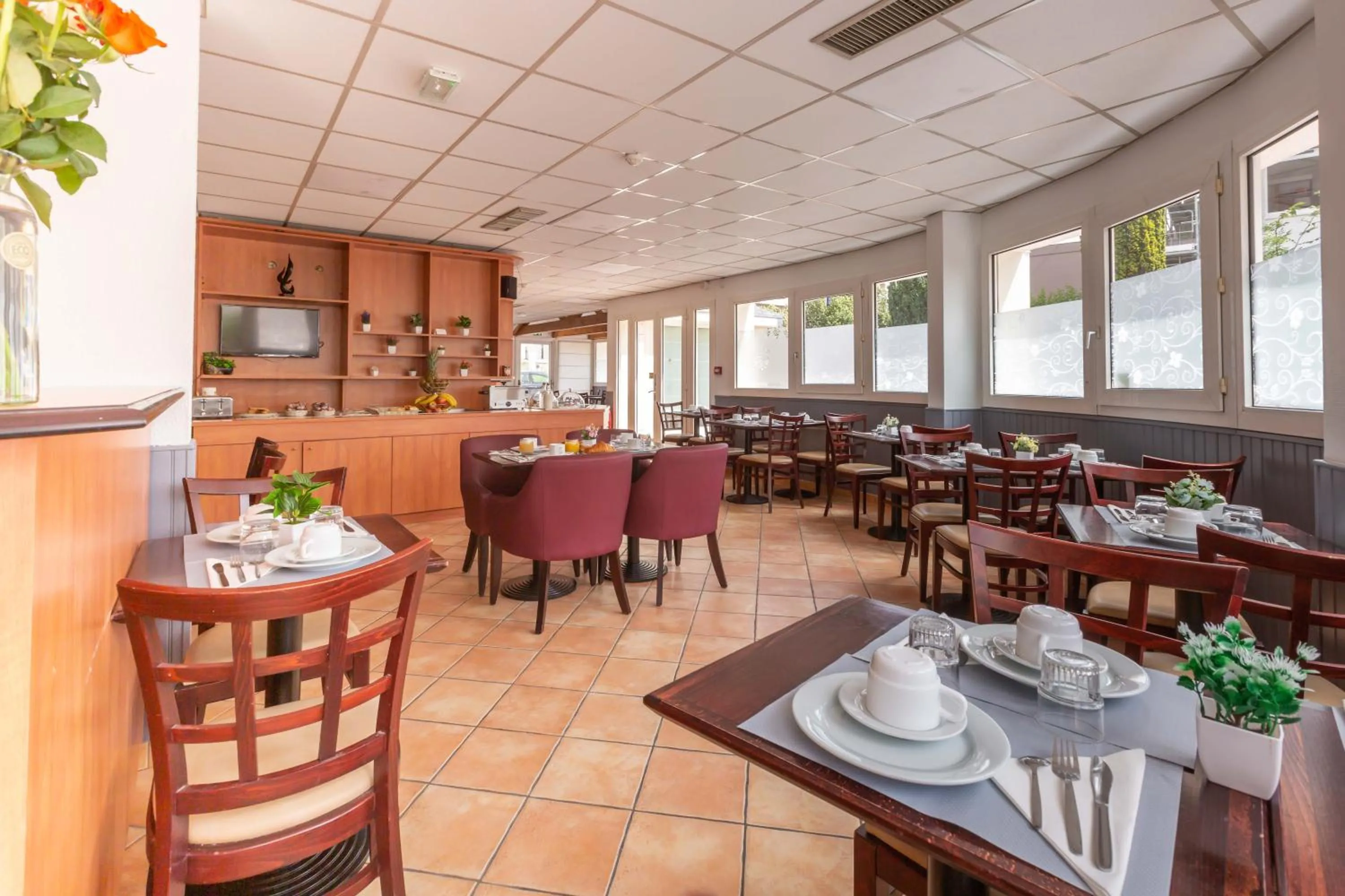 Restaurant/places to eat in HOTEL l'EAUBONNE