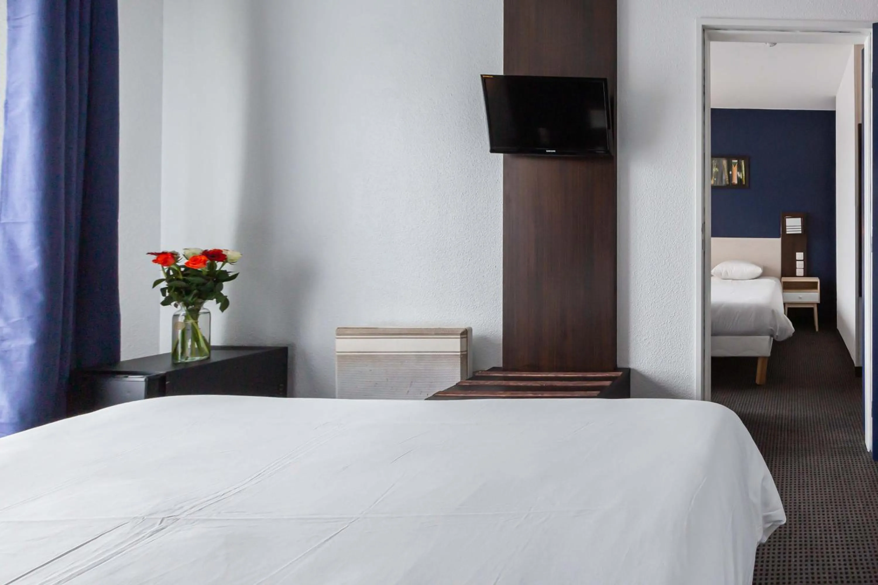 TV and multimedia, Bed in HOTEL l'EAUBONNE