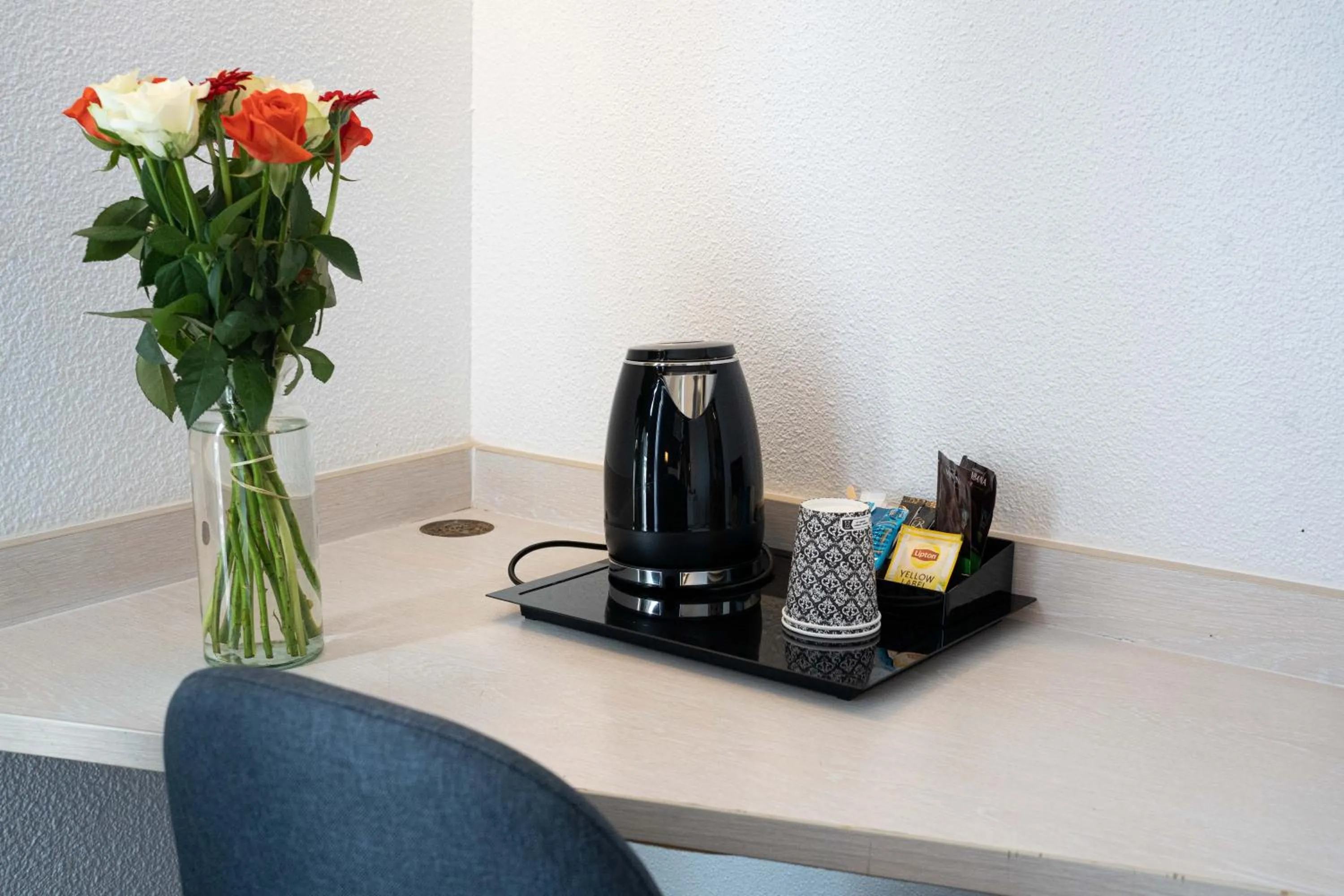 Coffee/tea facilities in HOTEL l'EAUBONNE
