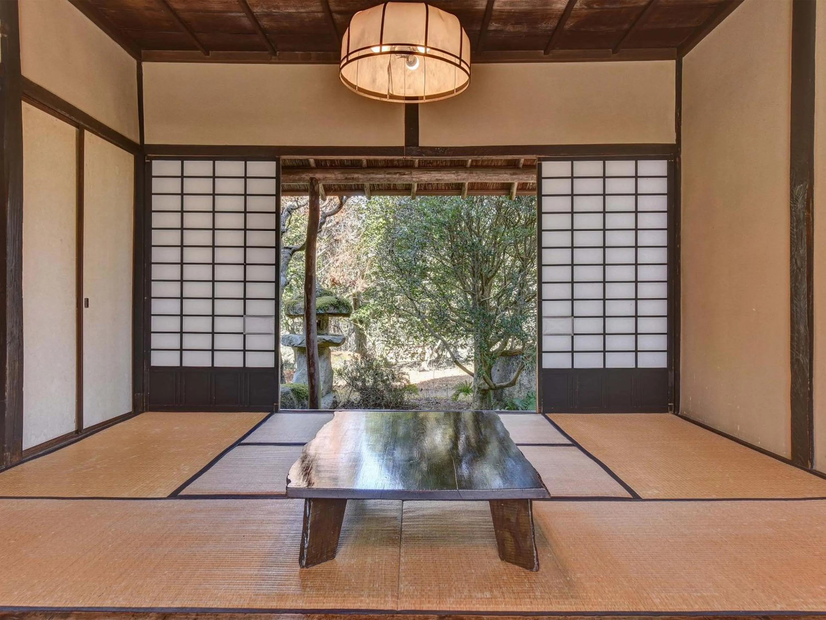 Photo of the whole room in Nagataki