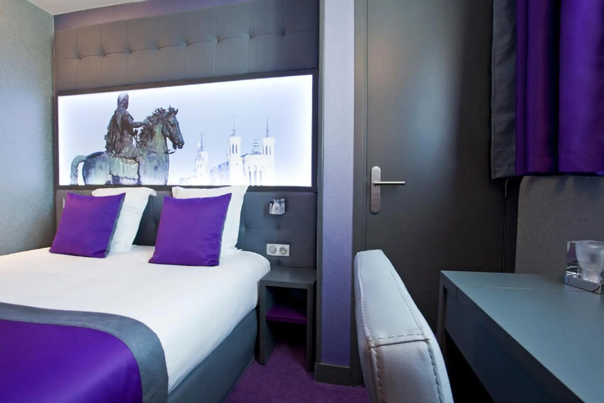 Seating area, Bed in Hotel des Savoies Lyon Perrache Seating area, Bed in Hotel des Savoies Lyon Perrache