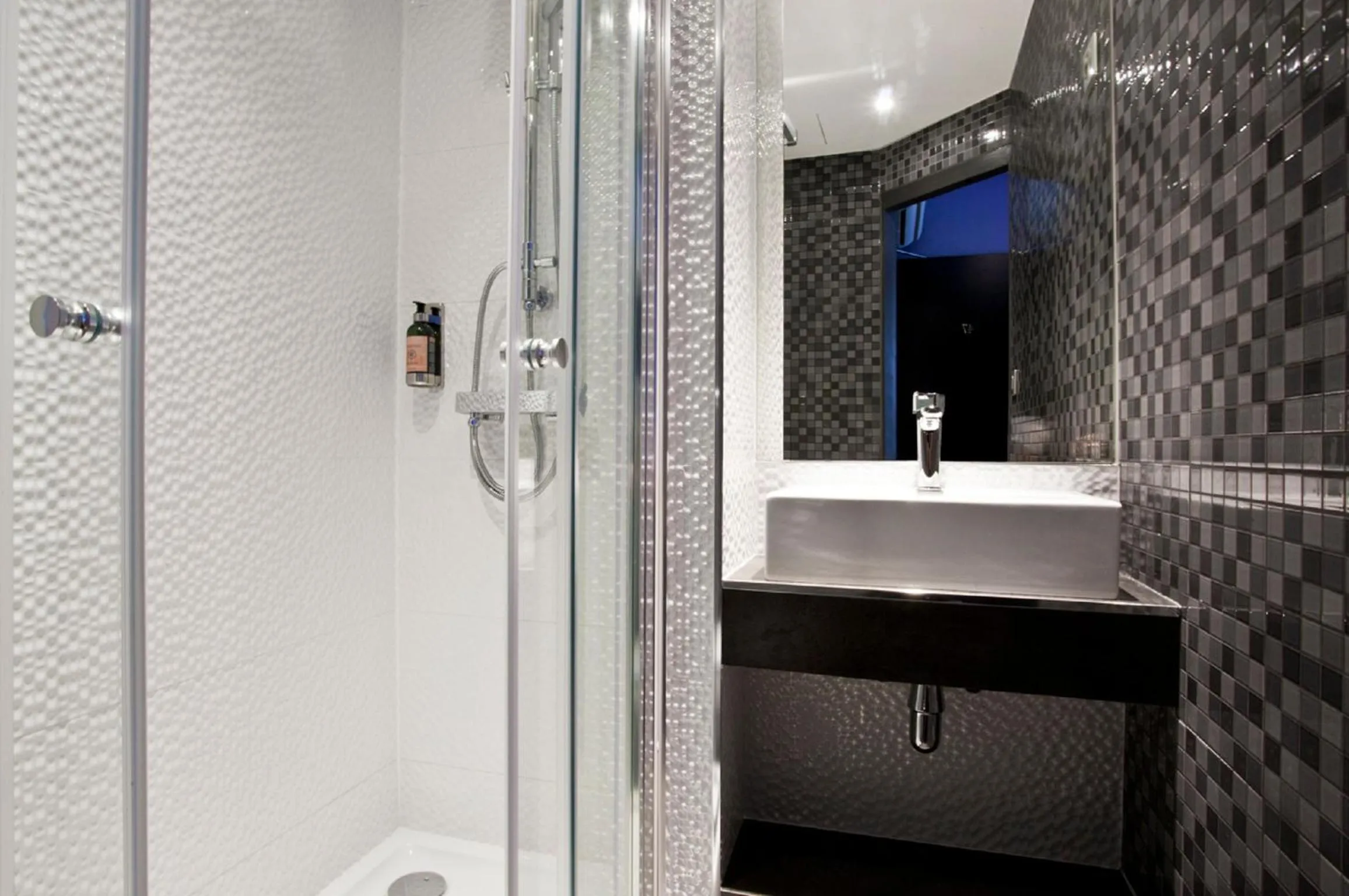 Shower in Hotel des Savoies Lyon Perrache