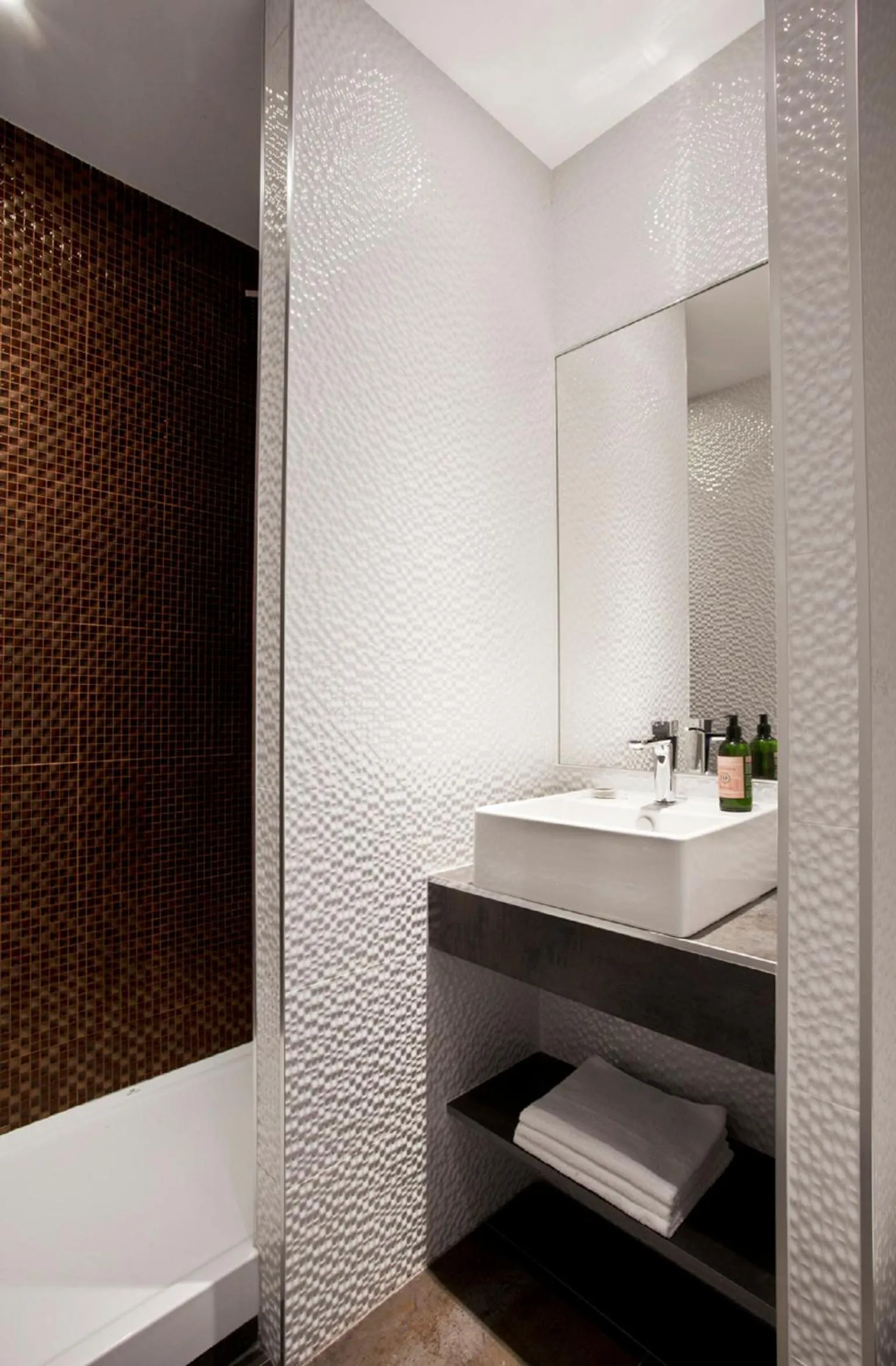 Shower in Hotel des Savoies Lyon Perrache