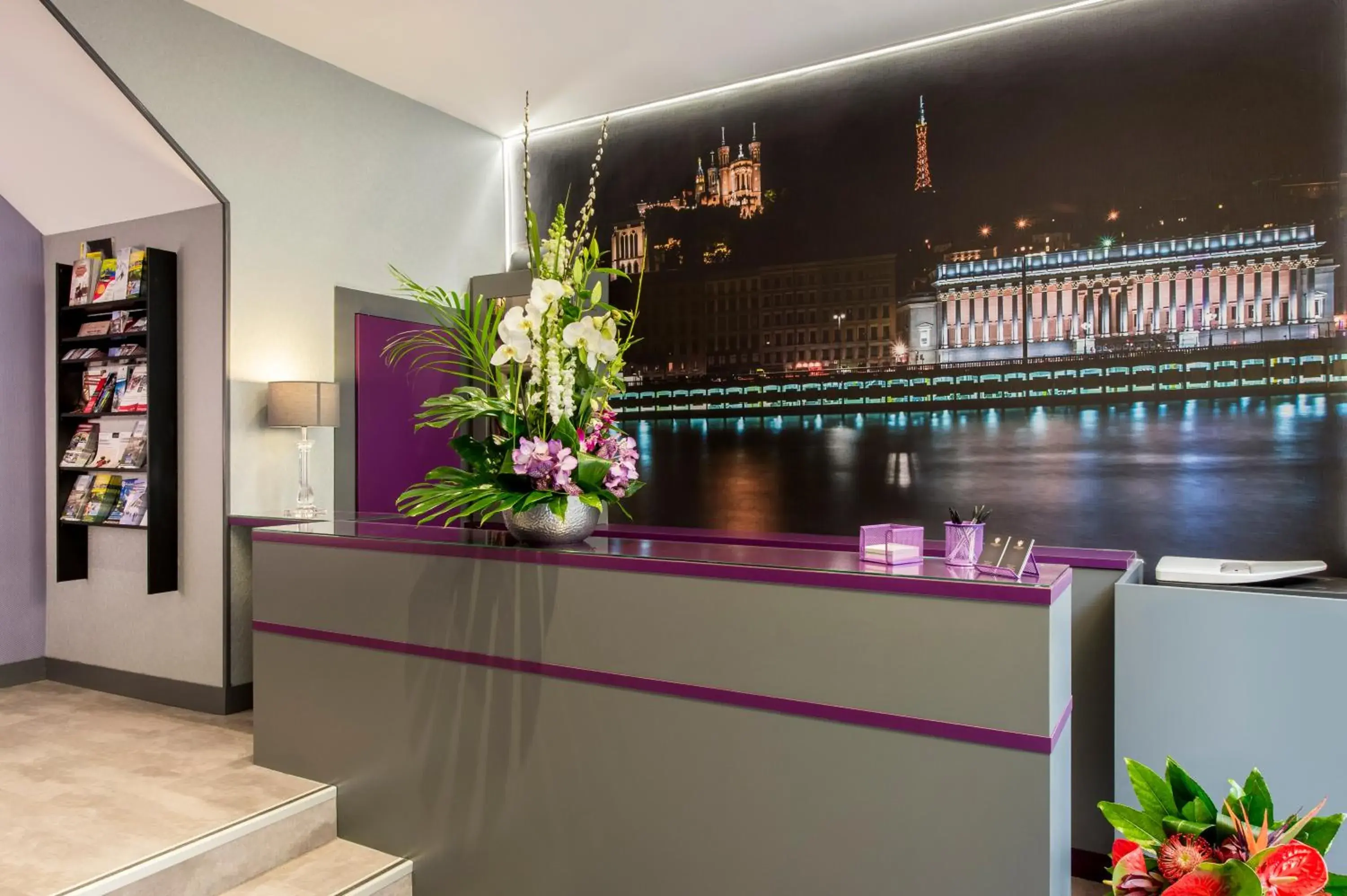 Lobby or reception in Hotel des Savoies Lyon Perrache Lobby or reception in Hotel des Savoies Lyon Perrache