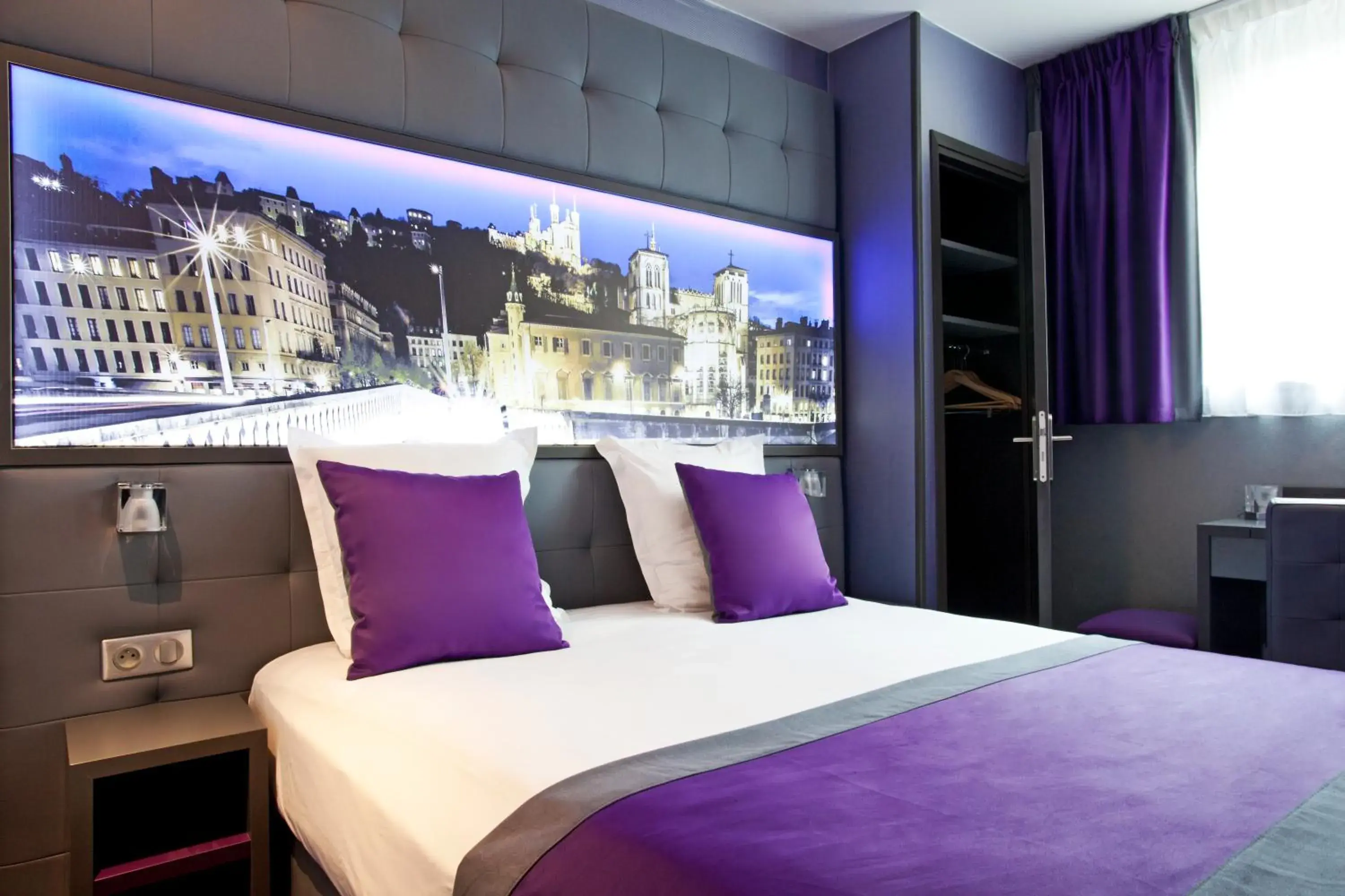 Bed in Hotel des Savoies Lyon Perrache Bed in Hotel des Savoies Lyon Perrache