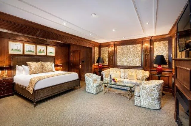 Bed in Pine Inn - Carmel