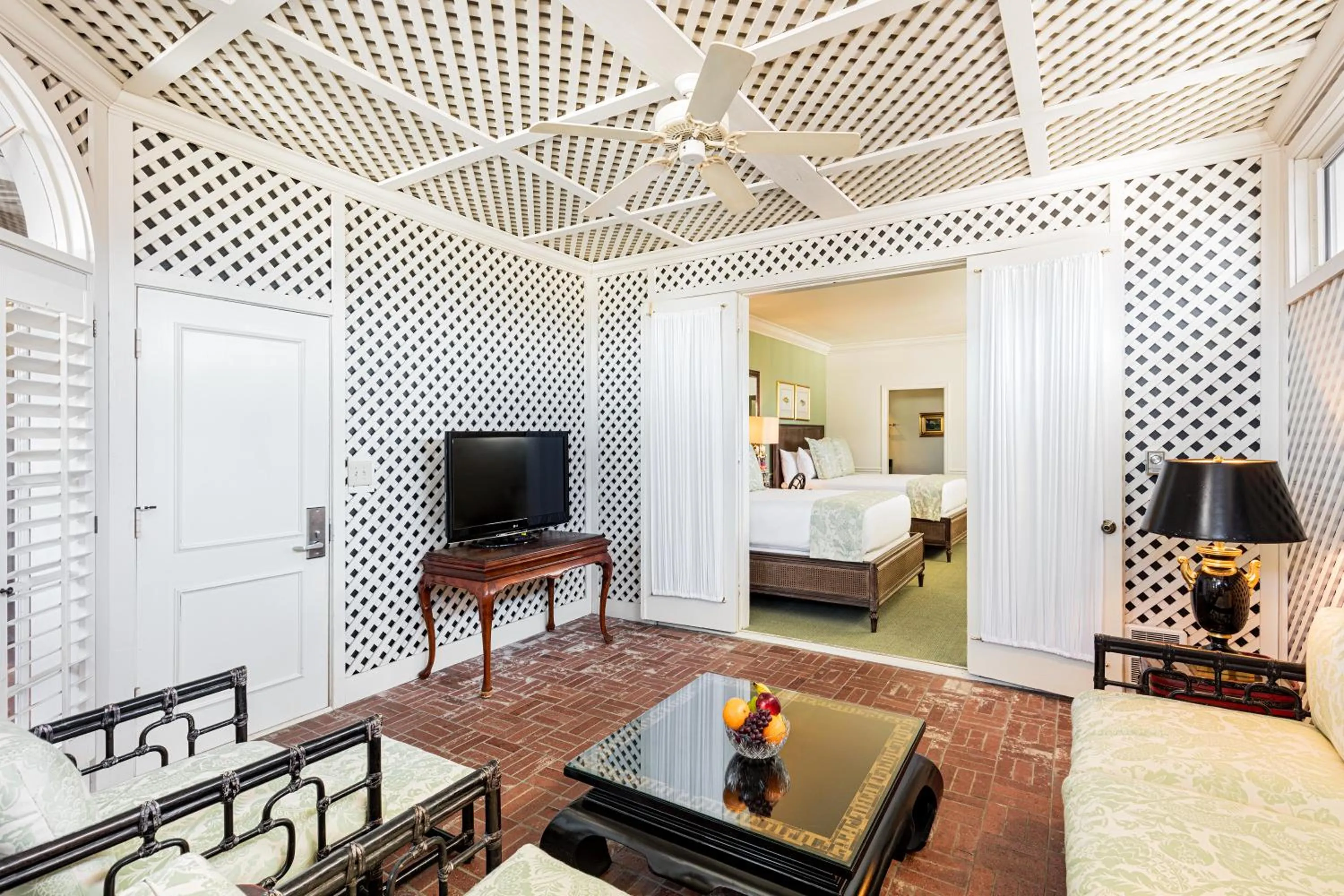 Bed in Pine Inn - Carmel