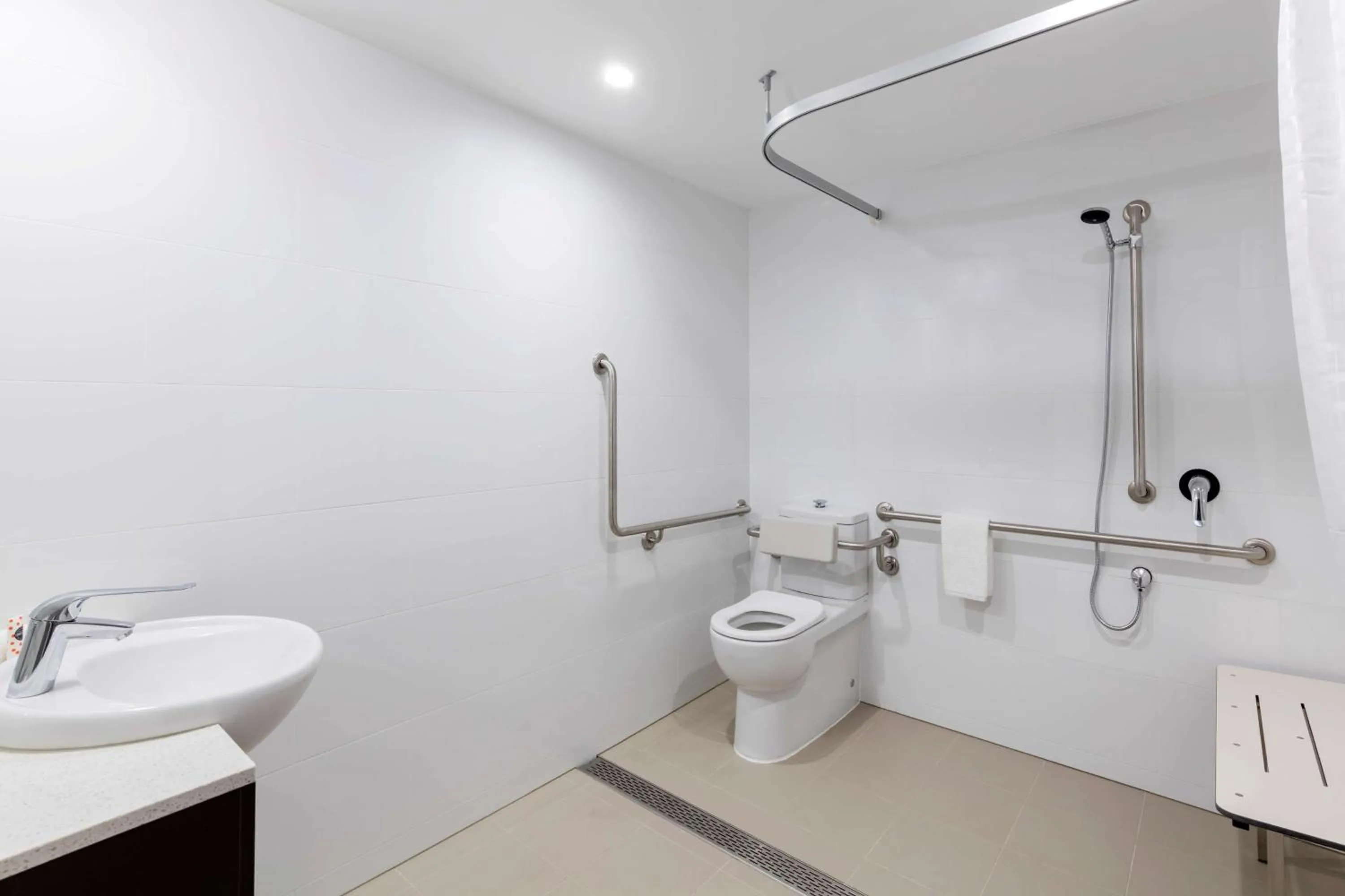 Bathroom in Travelodge Hotel Sydney Airport