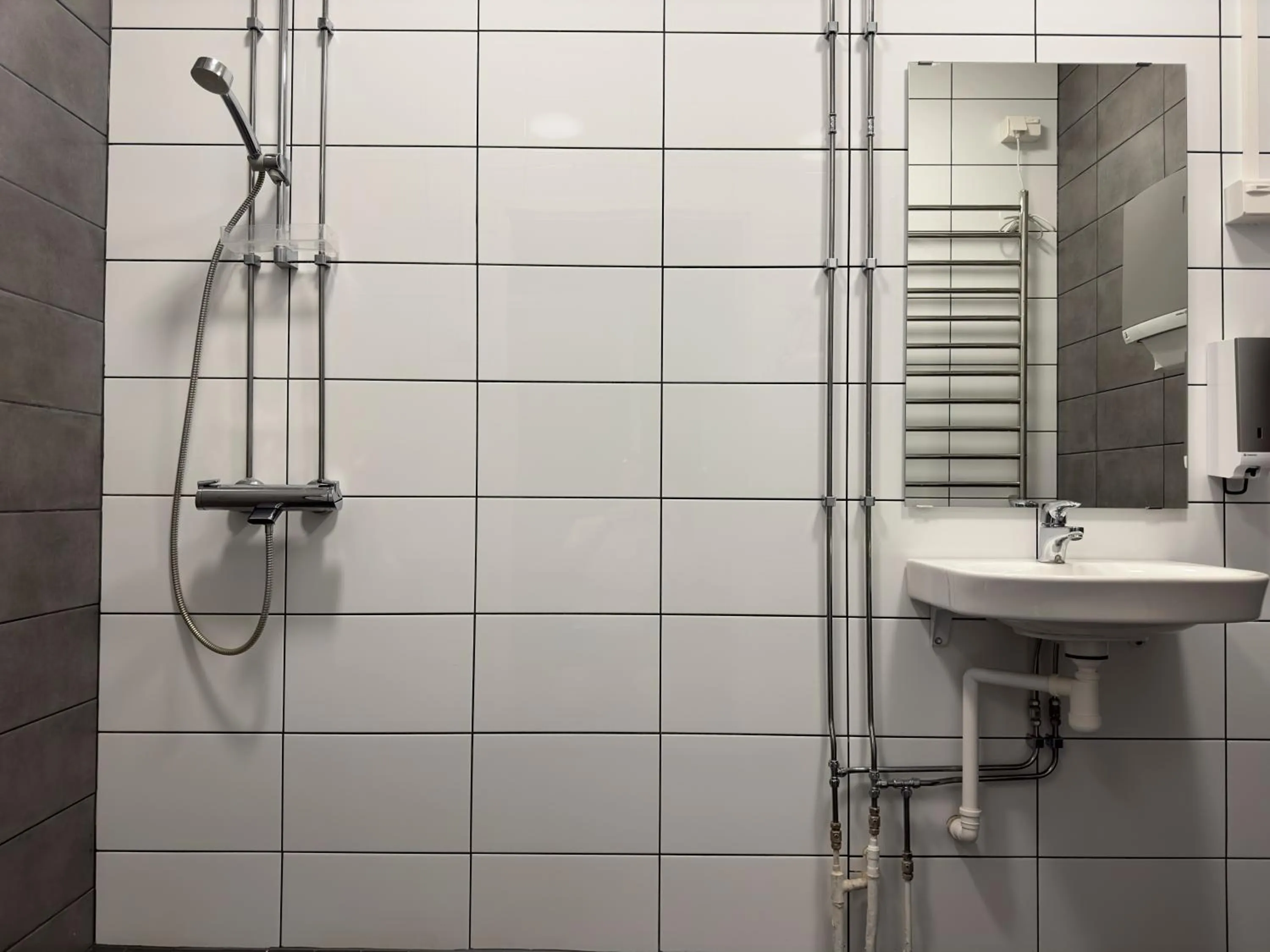 Shower in The Rooms Airport - 20Rooms