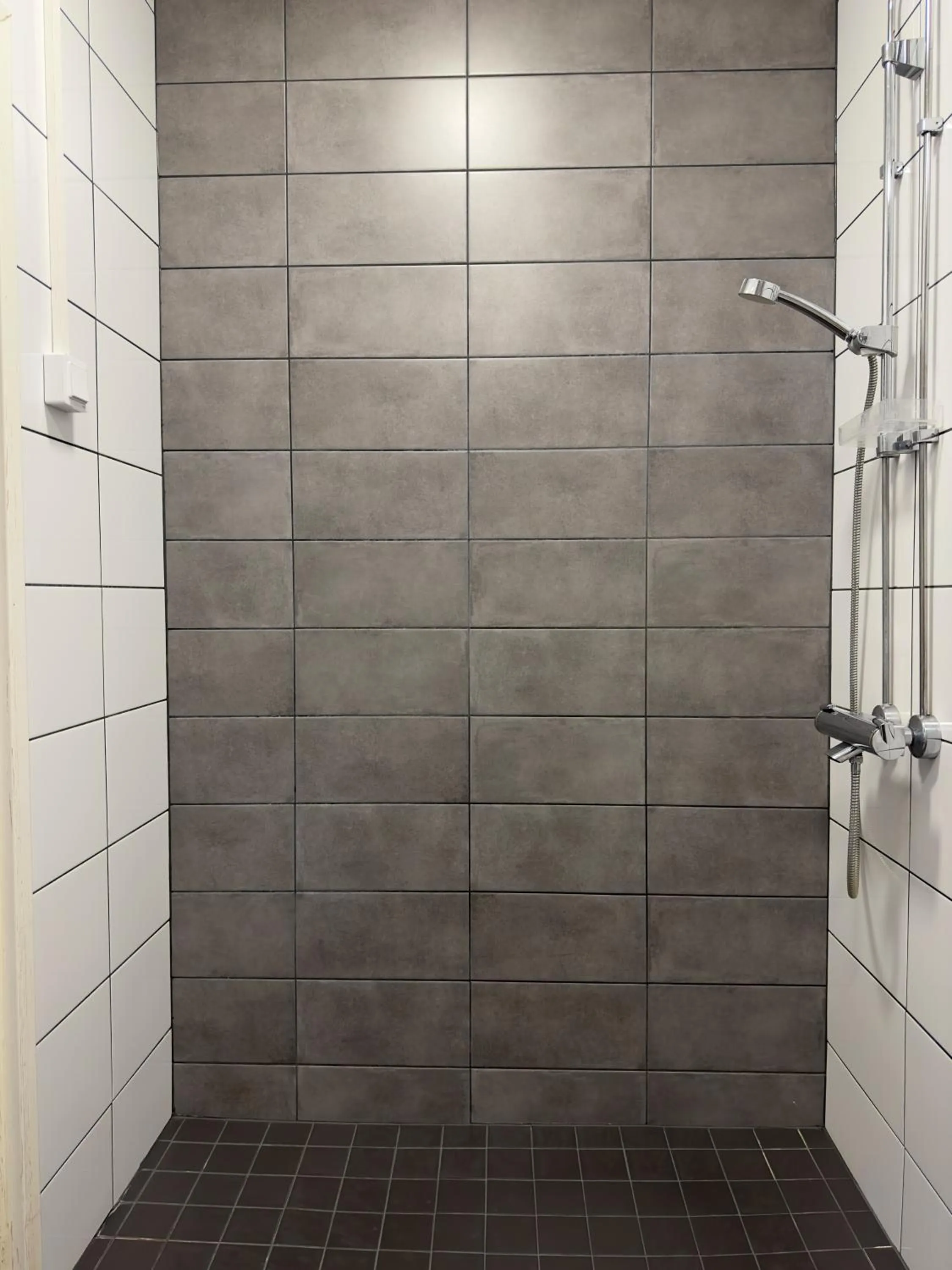 Shower in The Rooms Airport - 20Rooms