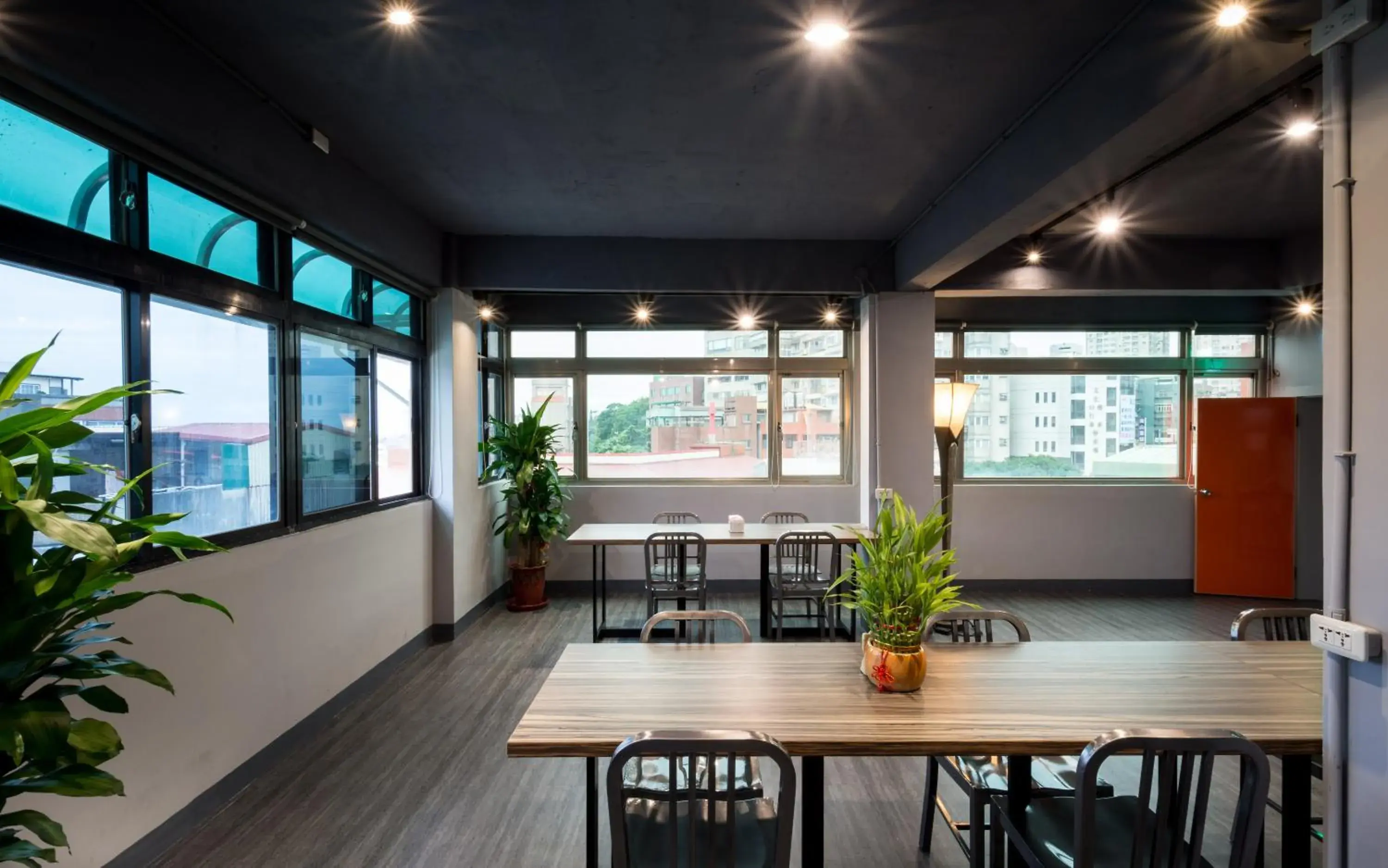 Meeting/conference room in Taipei Travelers International Hostel