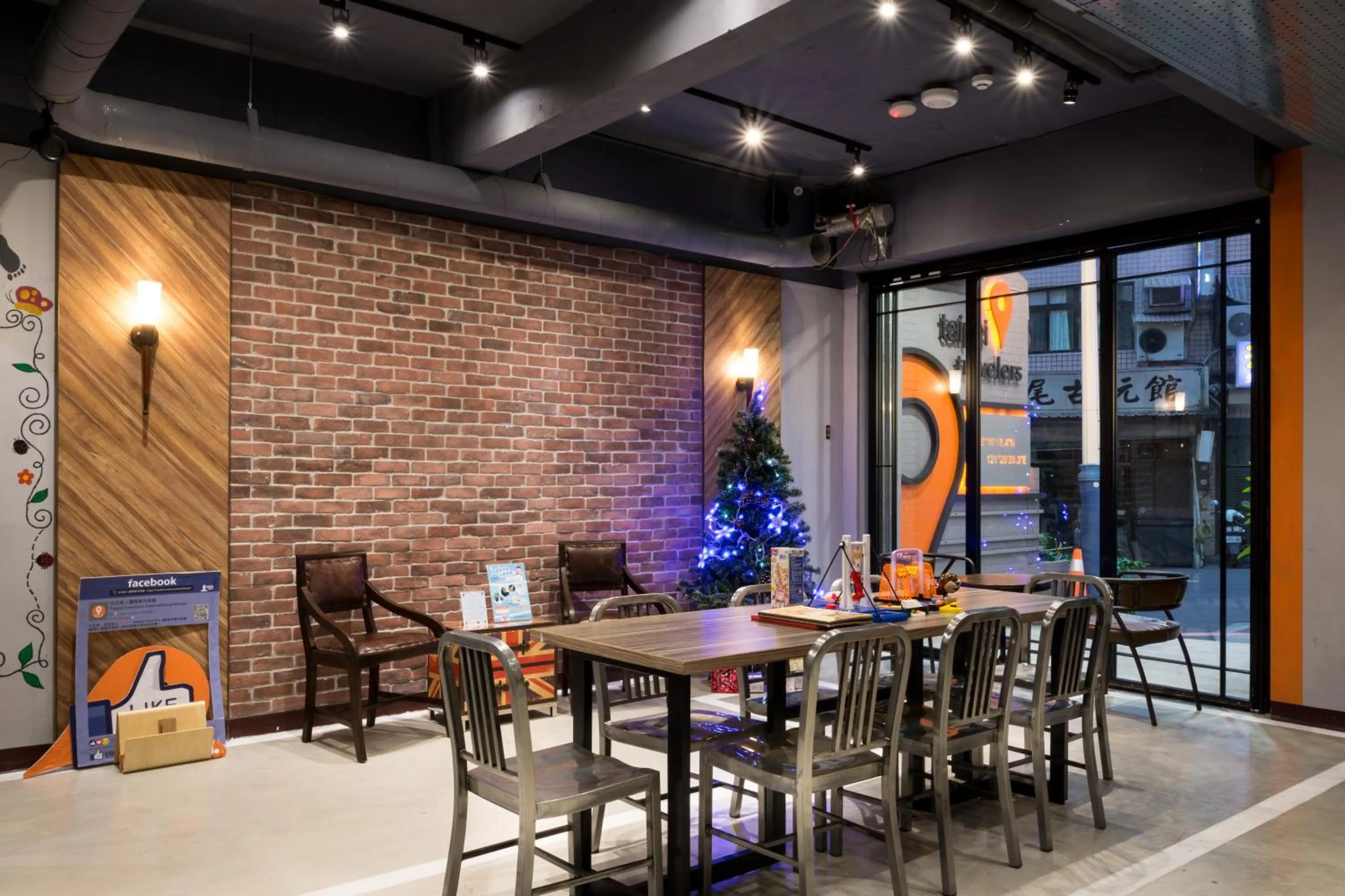 Dining area in Taipei Travelers International Hostel