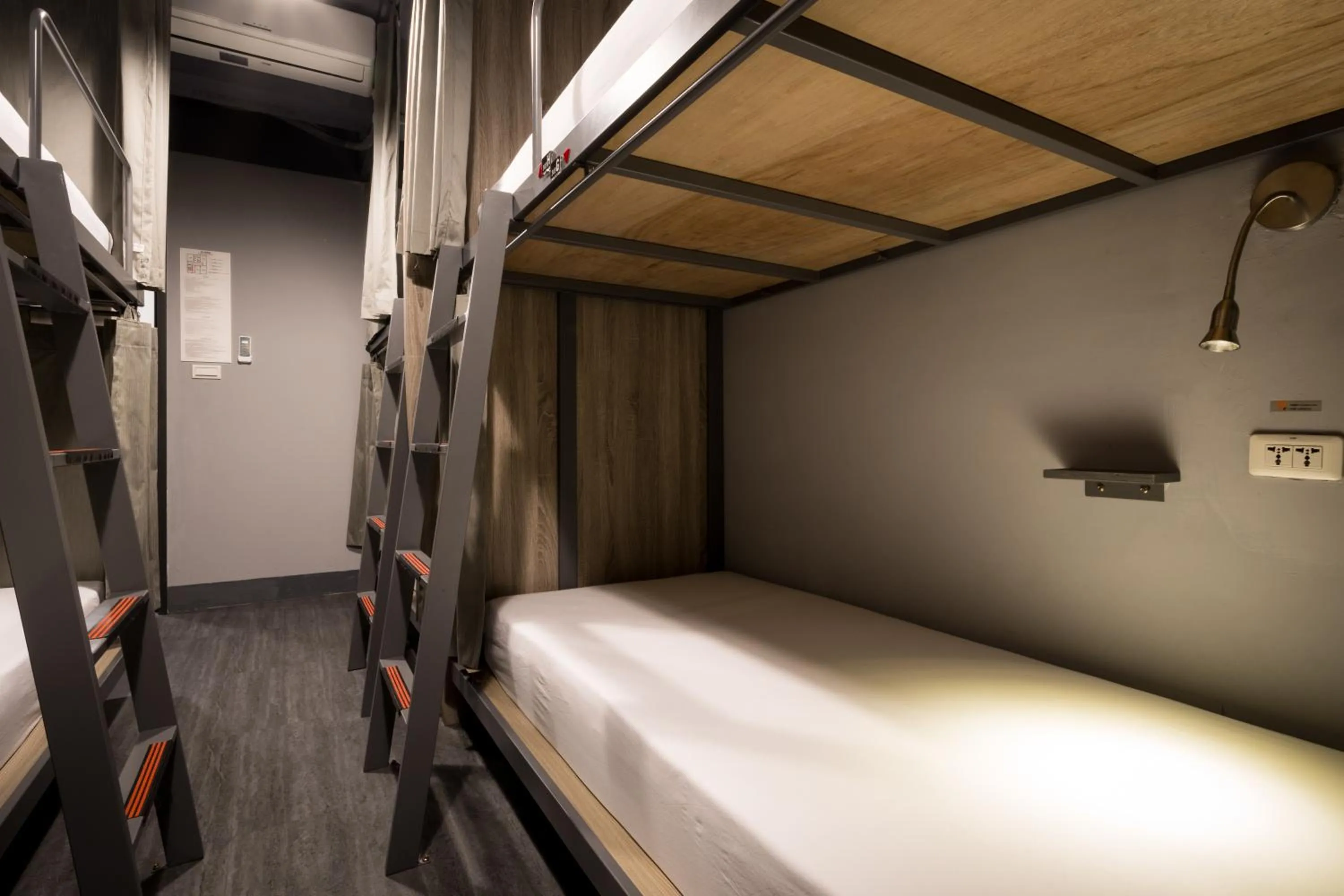 bunk bed, Bed in Taipei Travelers International Hostel