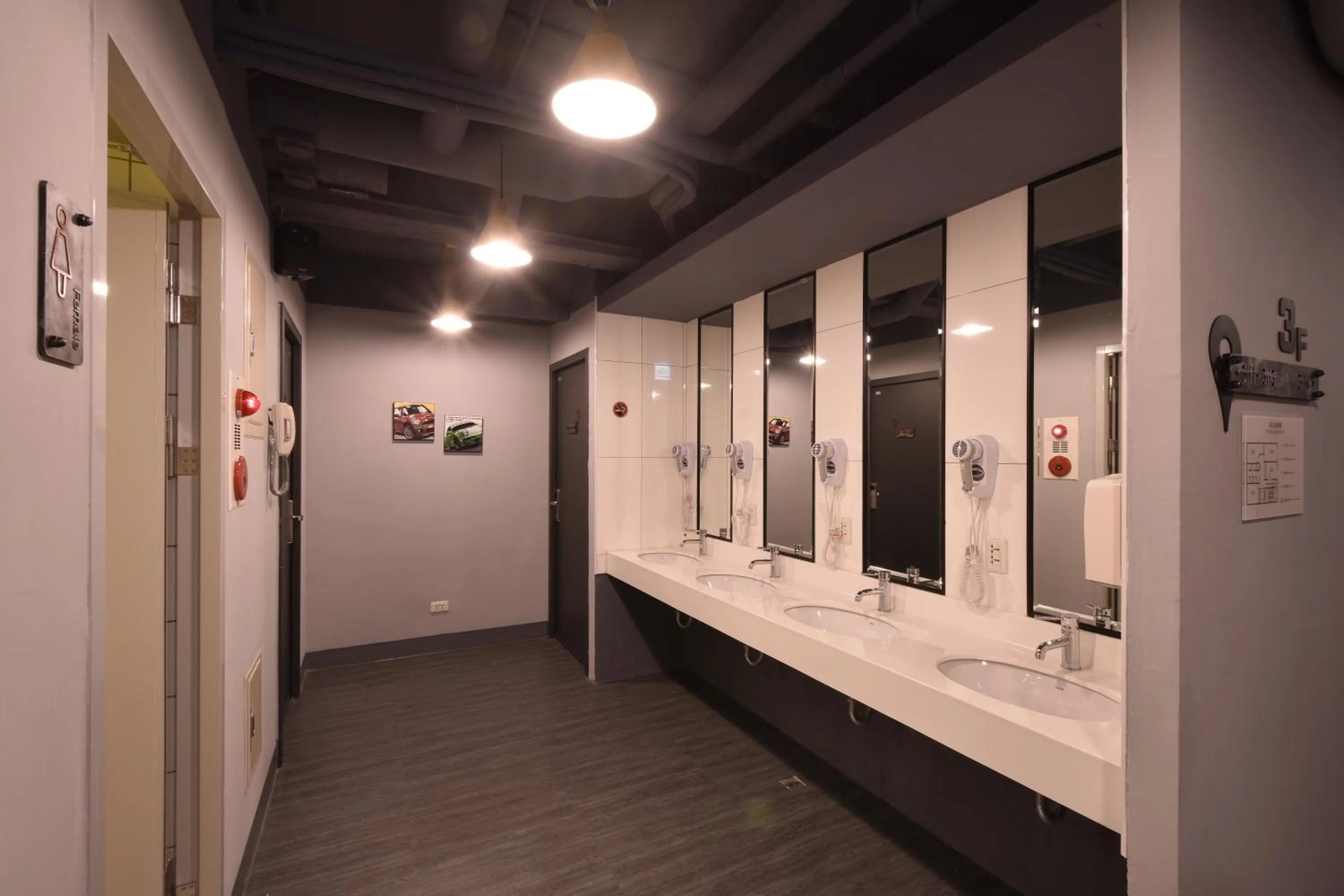 Toilet in Taipei Travelers International Hostel