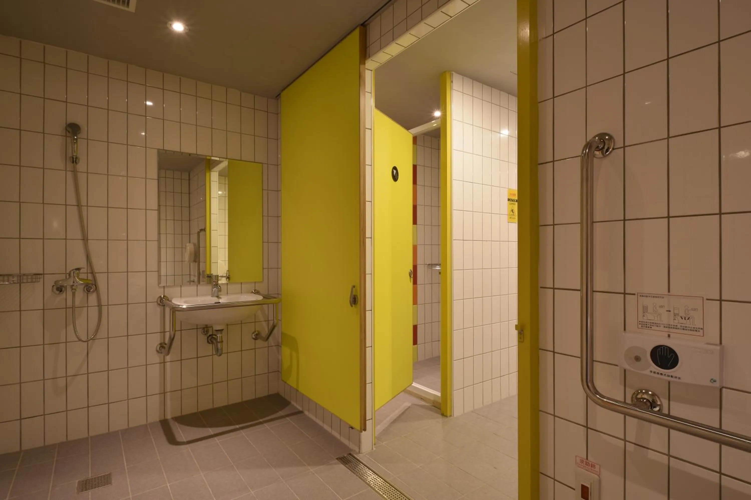Shower in Taipei Travelers International Hostel