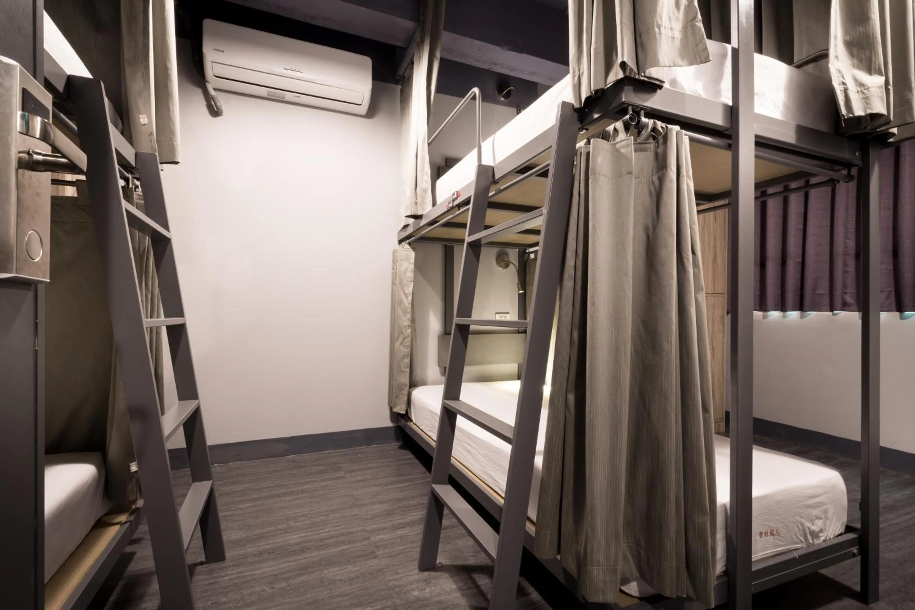 bunk bed, Bed in Taipei Travelers International Hostel