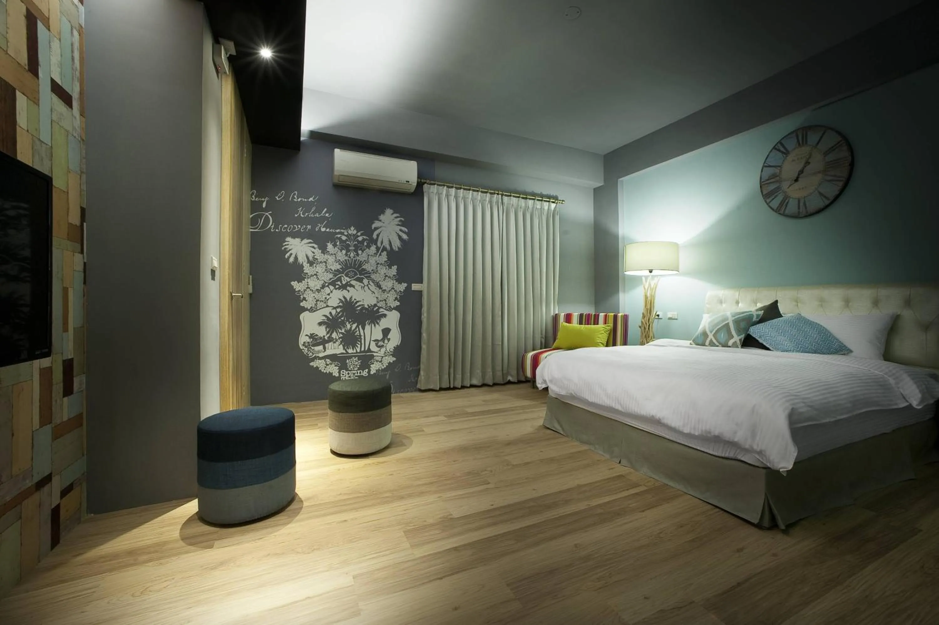 Photo of the whole room, Bed in Spring Tree