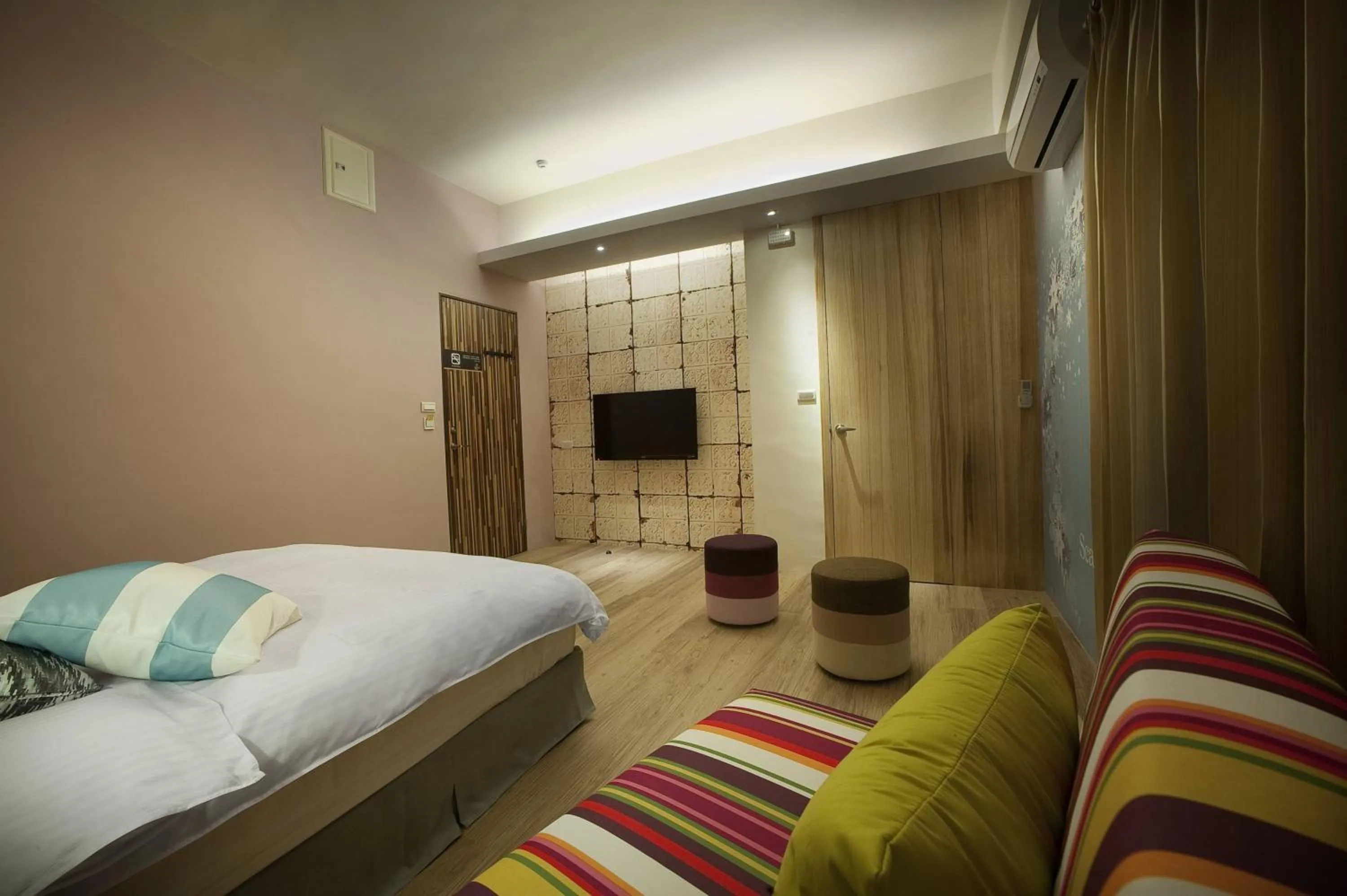 Photo of the whole room, Bed in Spring Tree