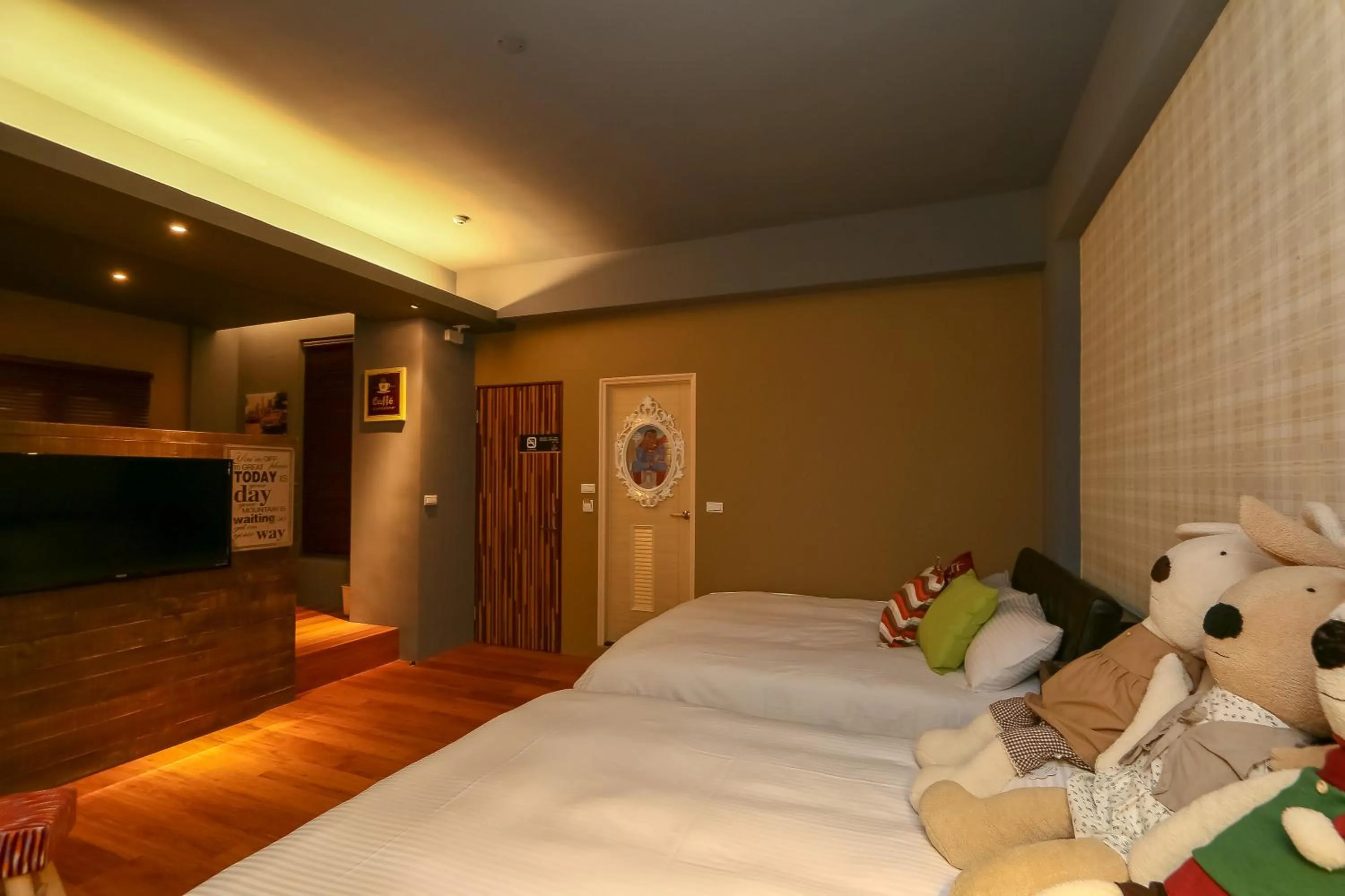 Photo of the whole room, Bed in Spring Tree