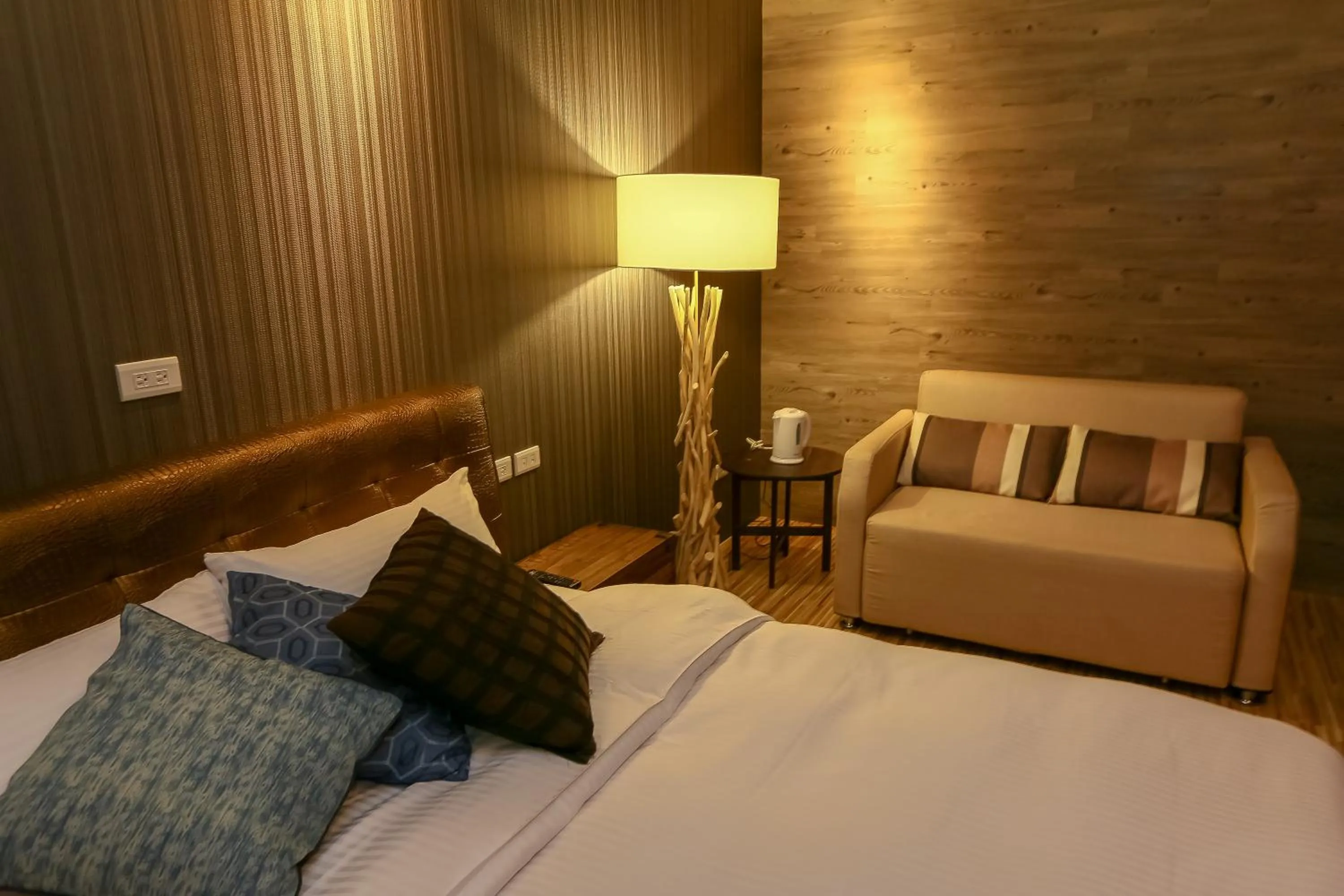 Photo of the whole room, Bed in Spring Tree