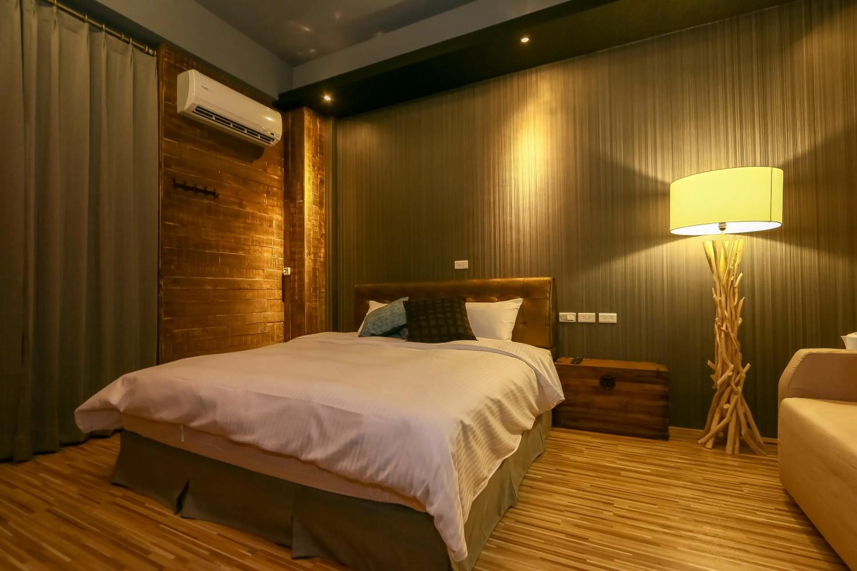 Photo of the whole room, Bed in Spring Tree