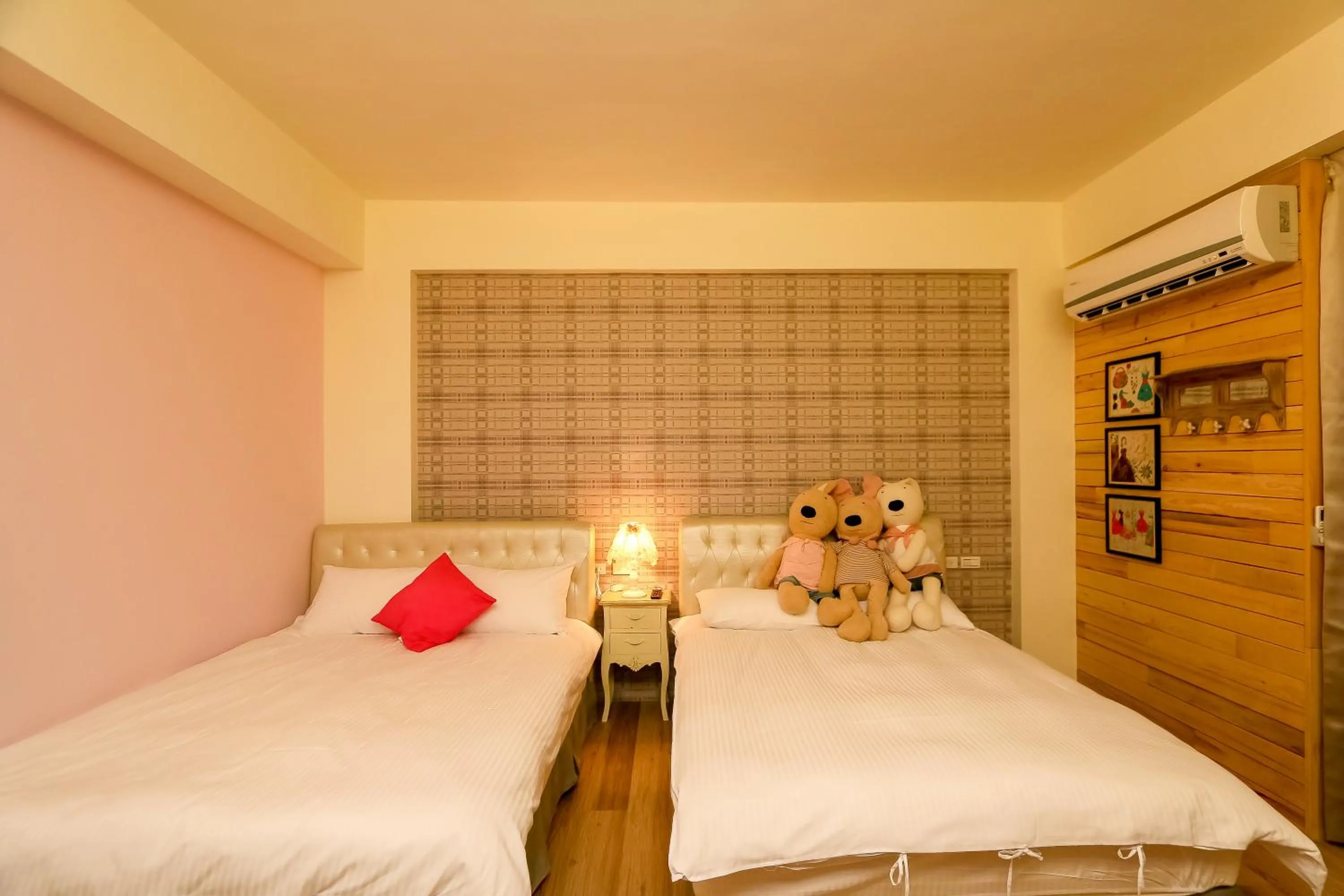 Photo of the whole room, Bed in Spring Tree