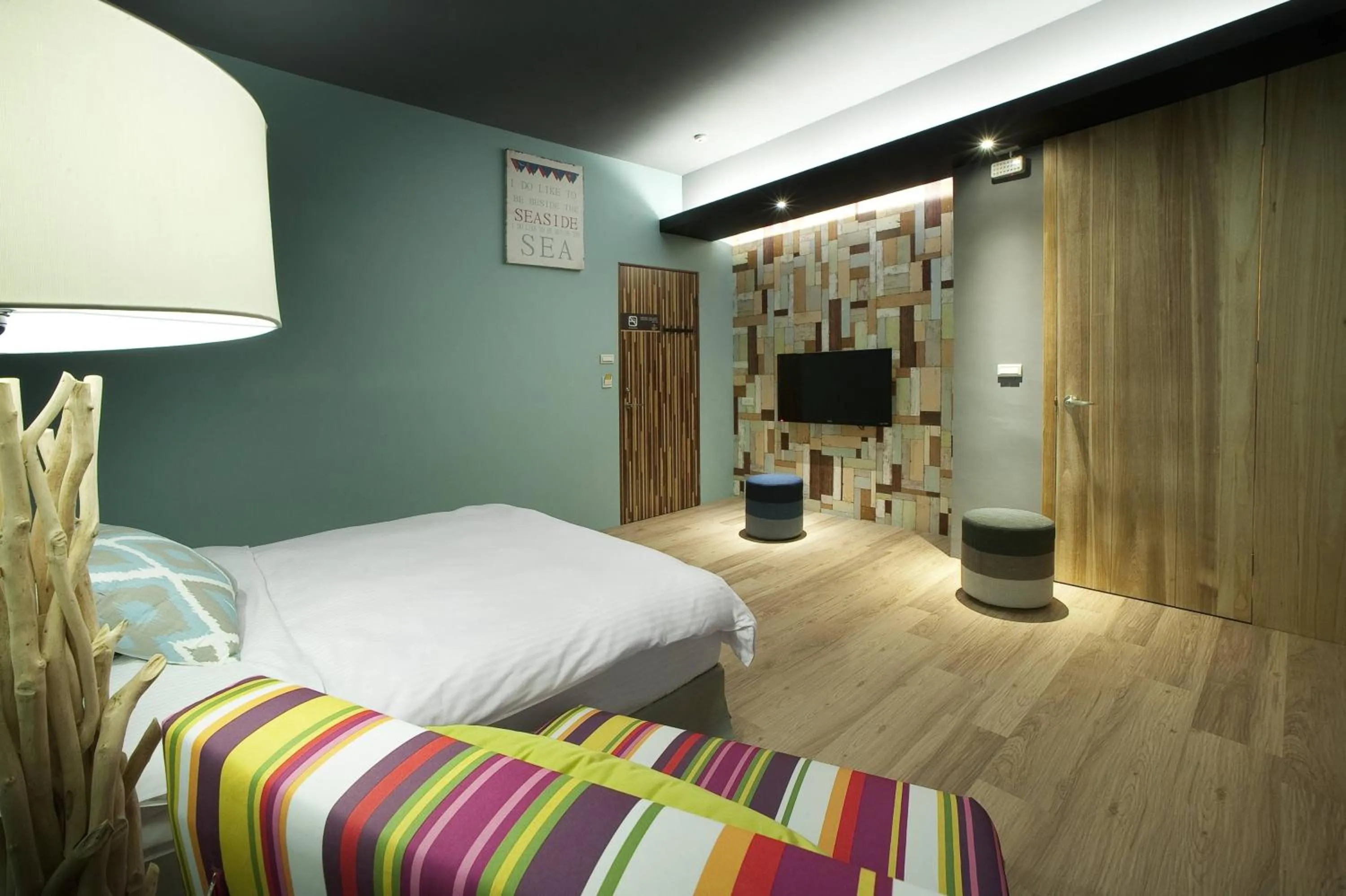 Photo of the whole room, Bed in Spring Tree