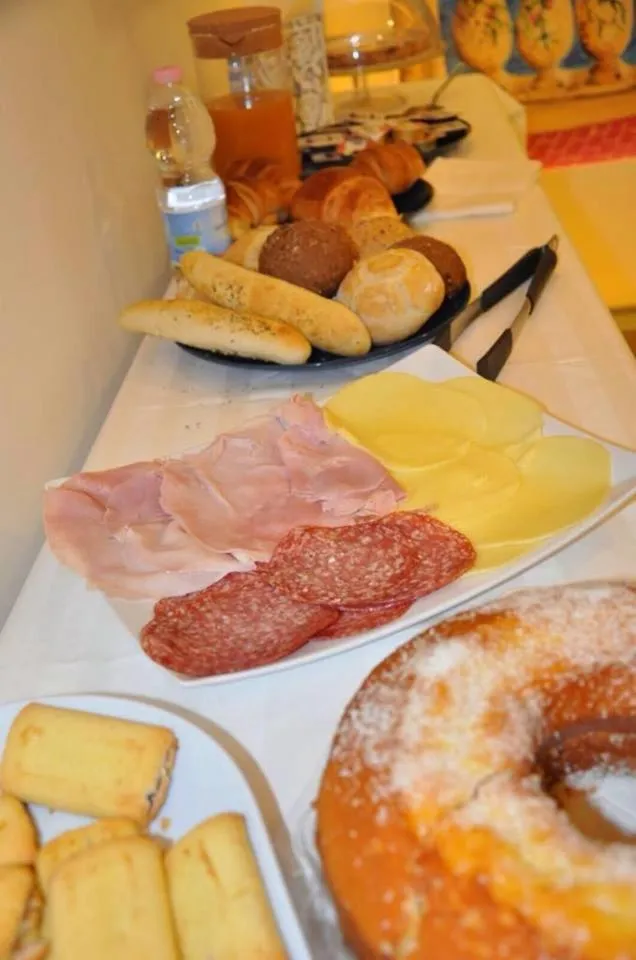 Continental breakfast in B&B Chiaia 216