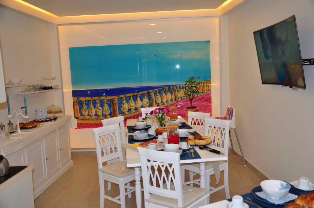 Communal lounge/ TV room in B&B Chiaia 216