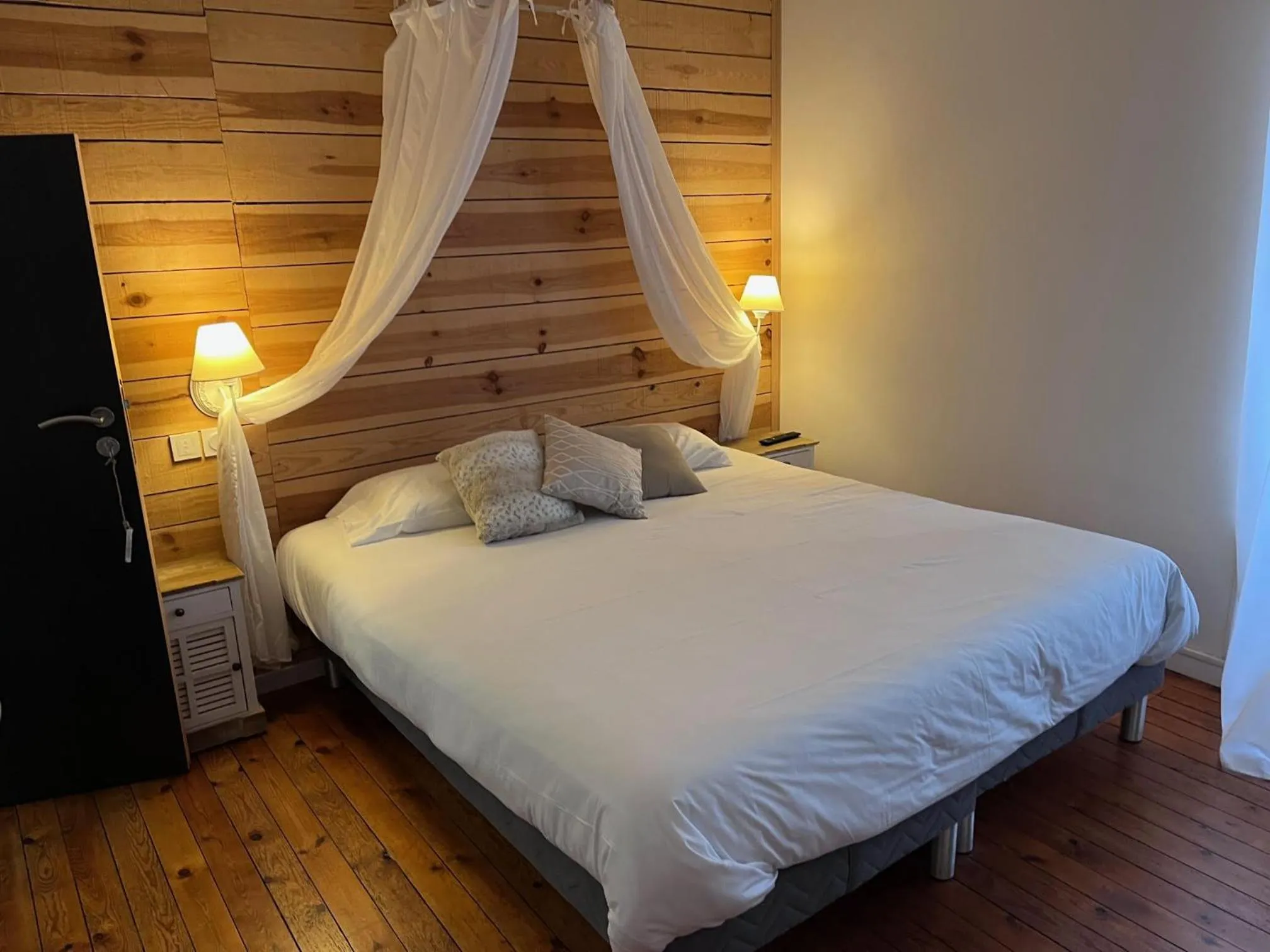 Bedroom, Bed in L'hostellerie de Sèvremont