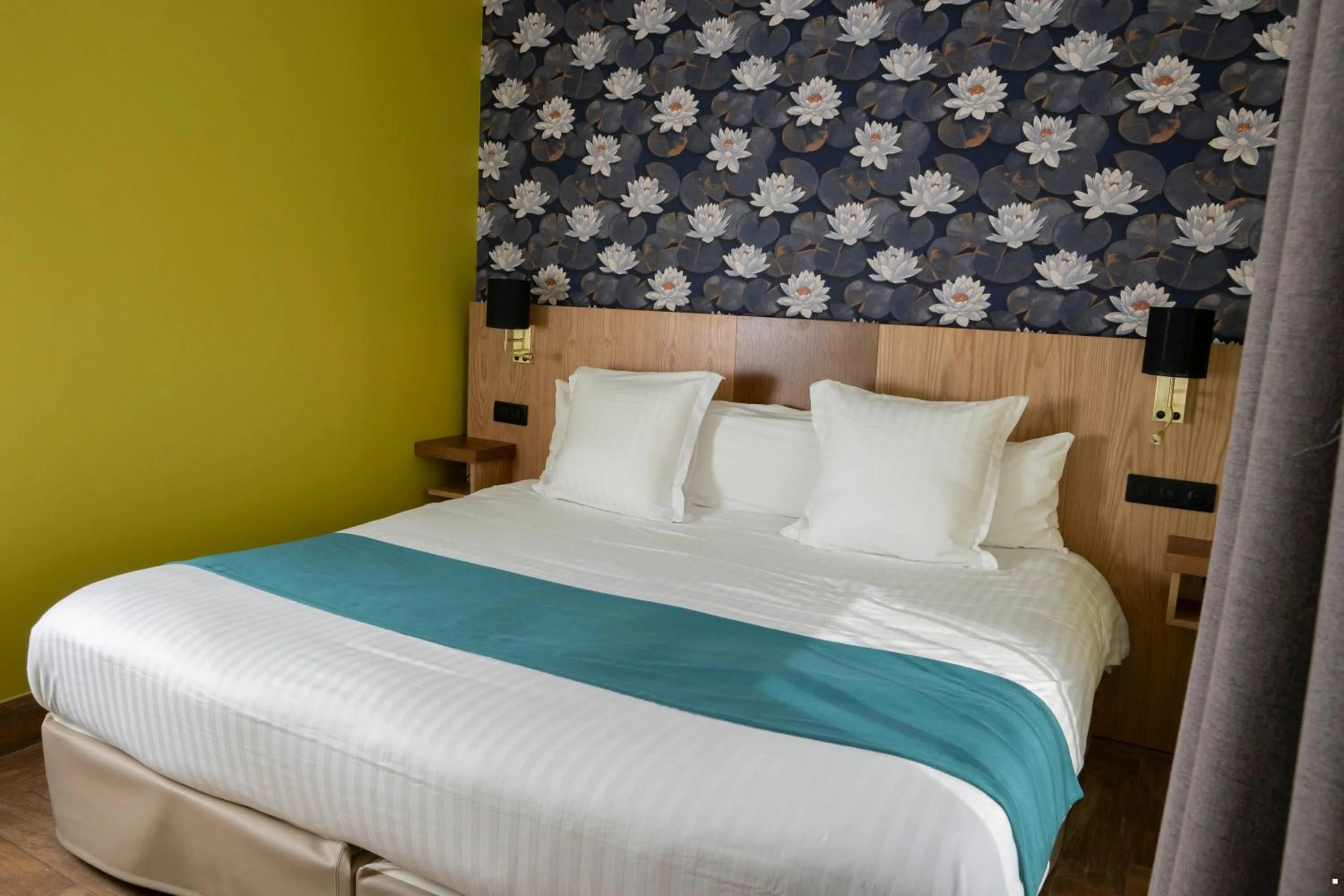 Bedroom, Bed in Best Western Plus Sanary