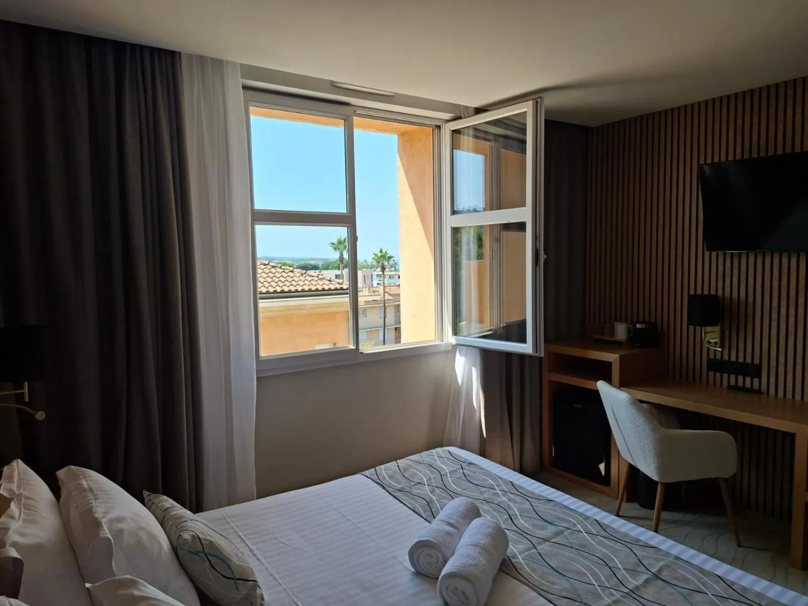 Photo of the whole room, Bed in Best Western Plus Sanary