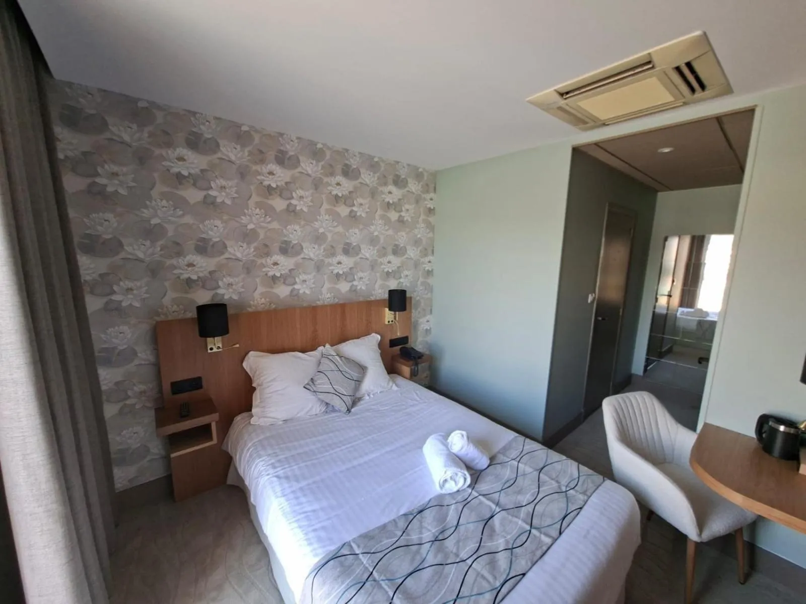 Photo of the whole room, Bed in Best Western Plus Sanary