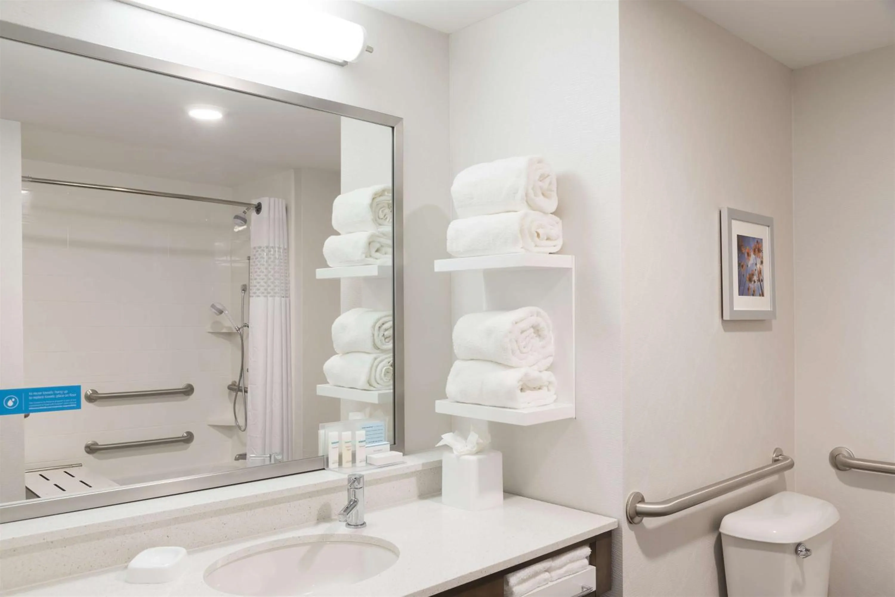 Bathroom in Hampton Inn Westfield Indianapolis