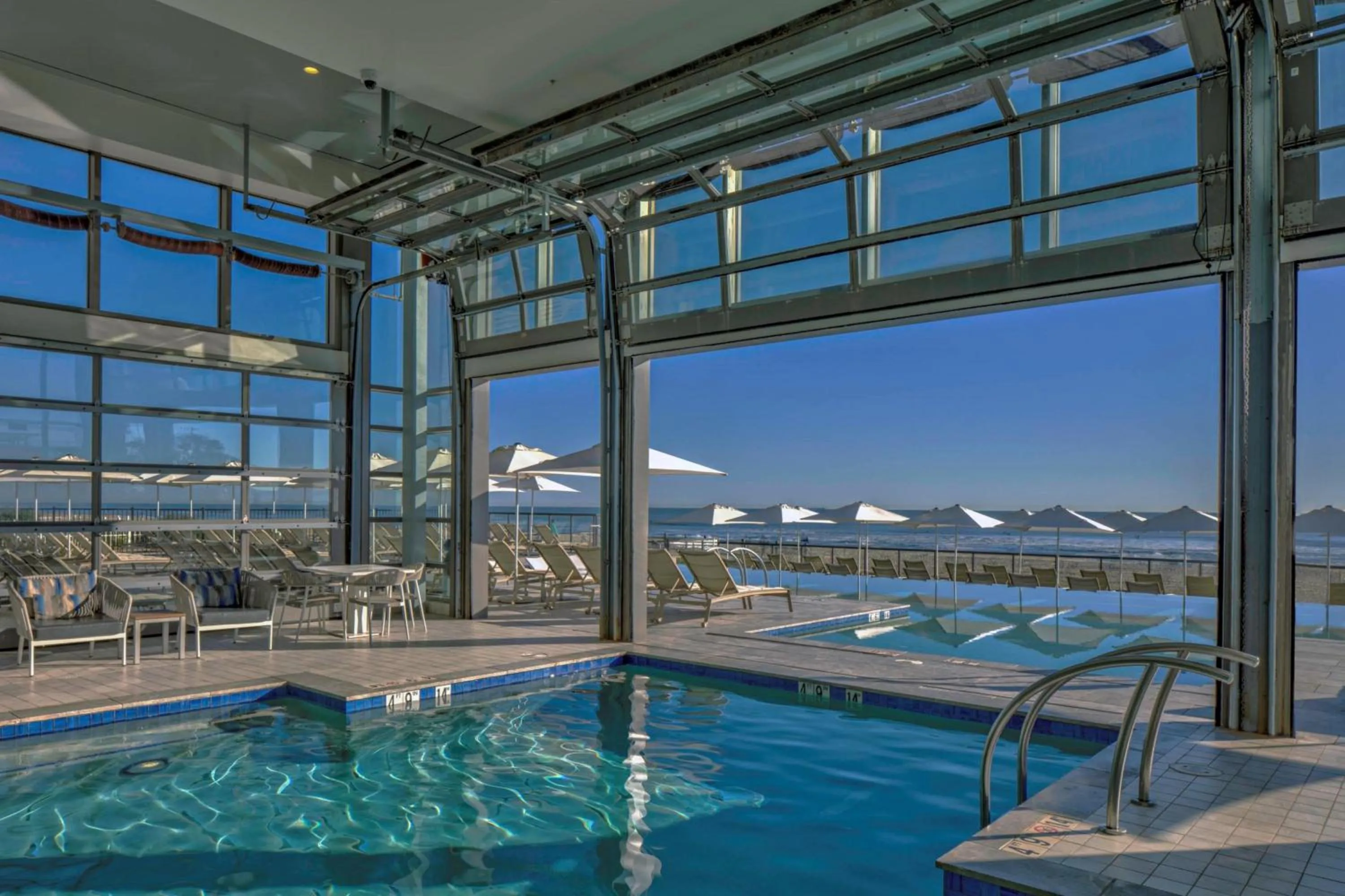 Swimming pool in Marriott Virginia Beach Oceanfront Resort