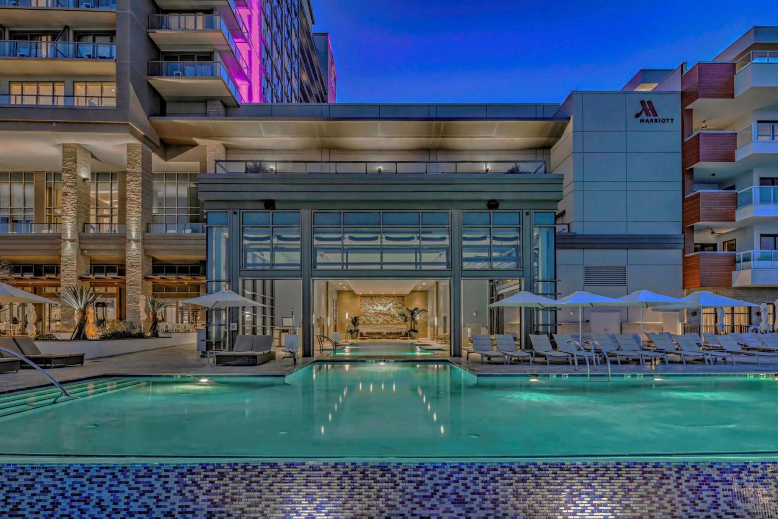 Swimming pool in Marriott Virginia Beach Oceanfront Resort