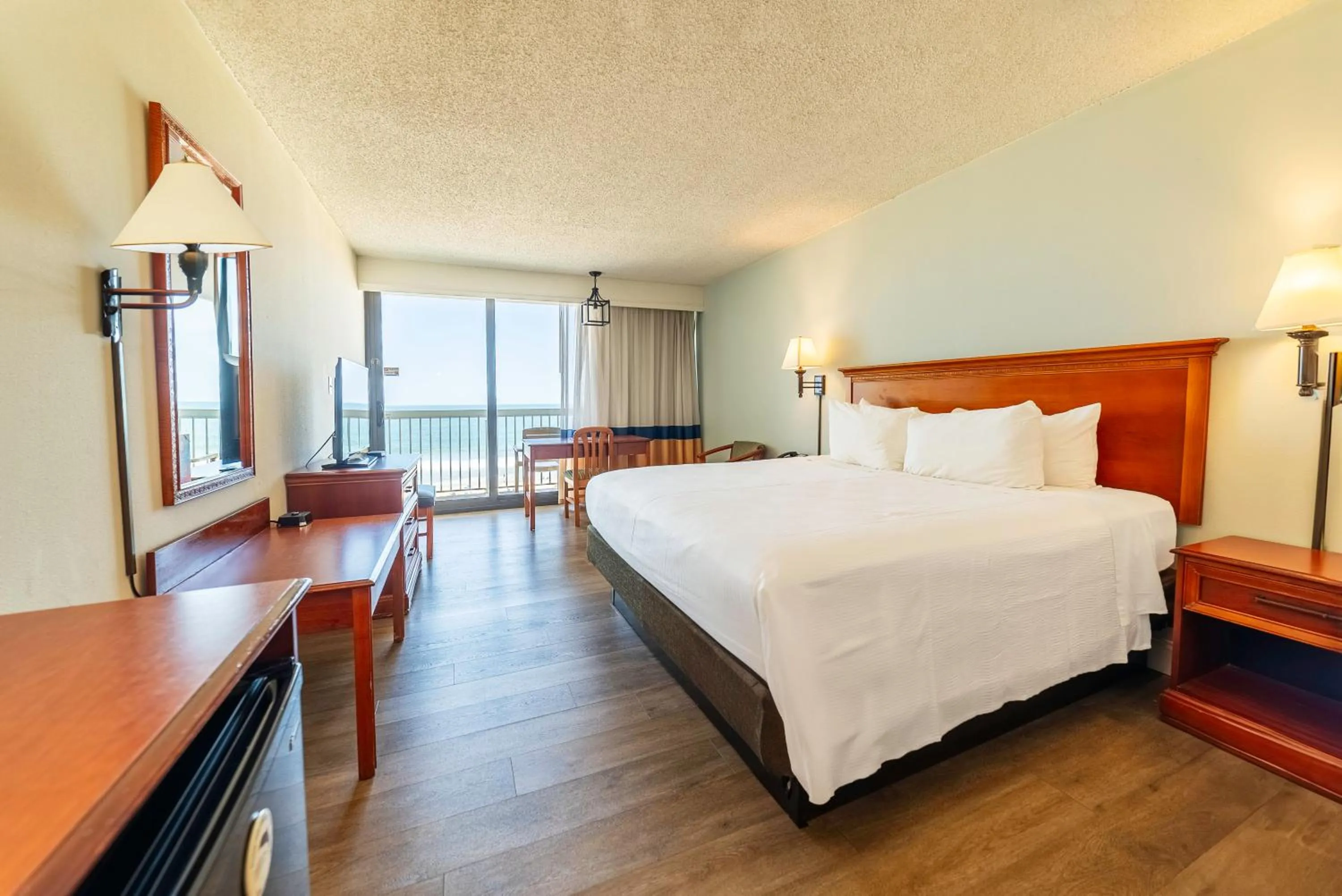 Bed in The Oceanfront Inn - Virginia Beach