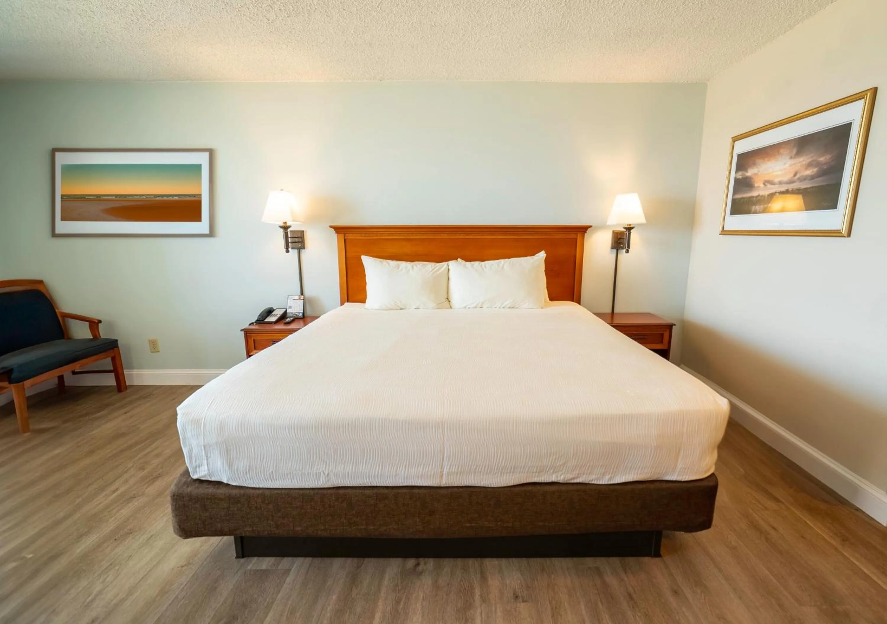 Bed in The Oceanfront Inn - Virginia Beach