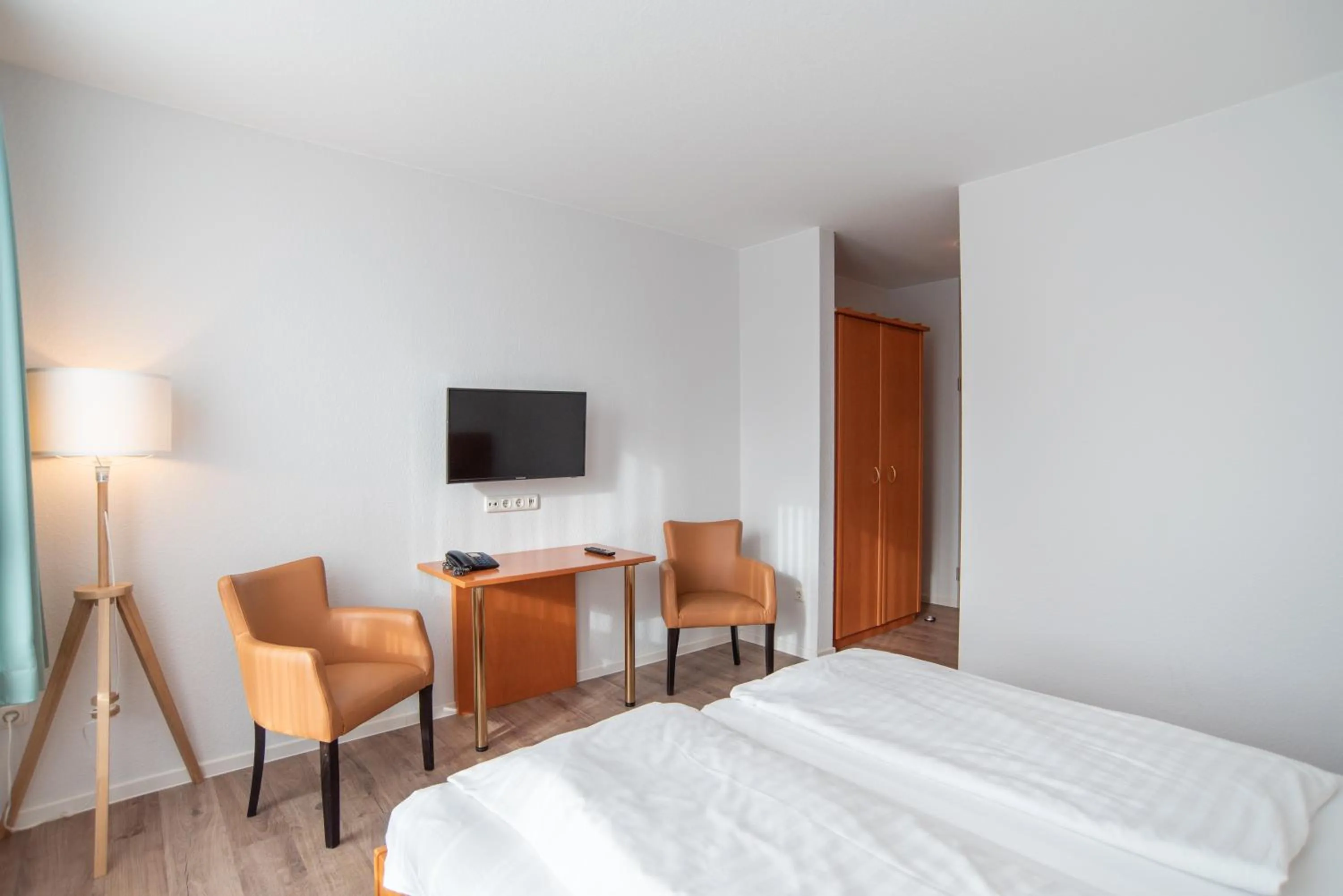 Photo of the whole room, Bed in Butjadinger Hof