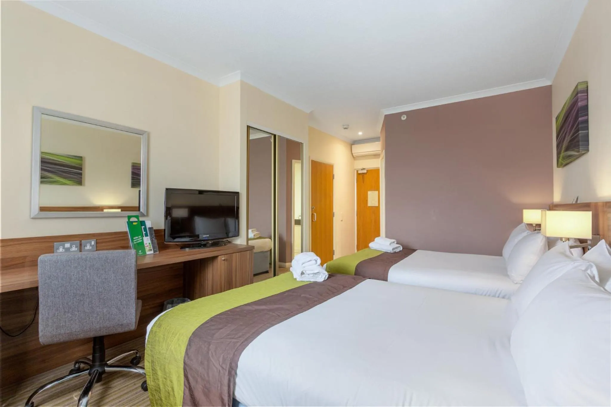 Photo of the whole room, Bed in Holiday Inn Leamington Spa - Warwick by IHG