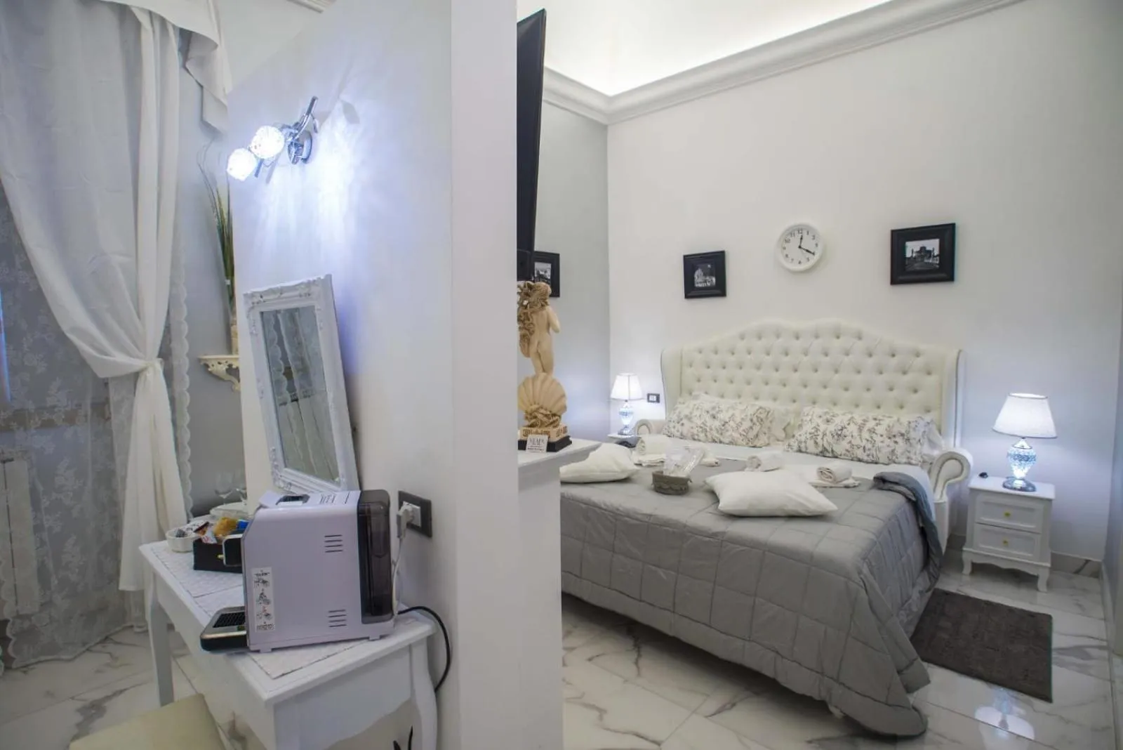 Photo of the whole room, Bed in Barberini Dream