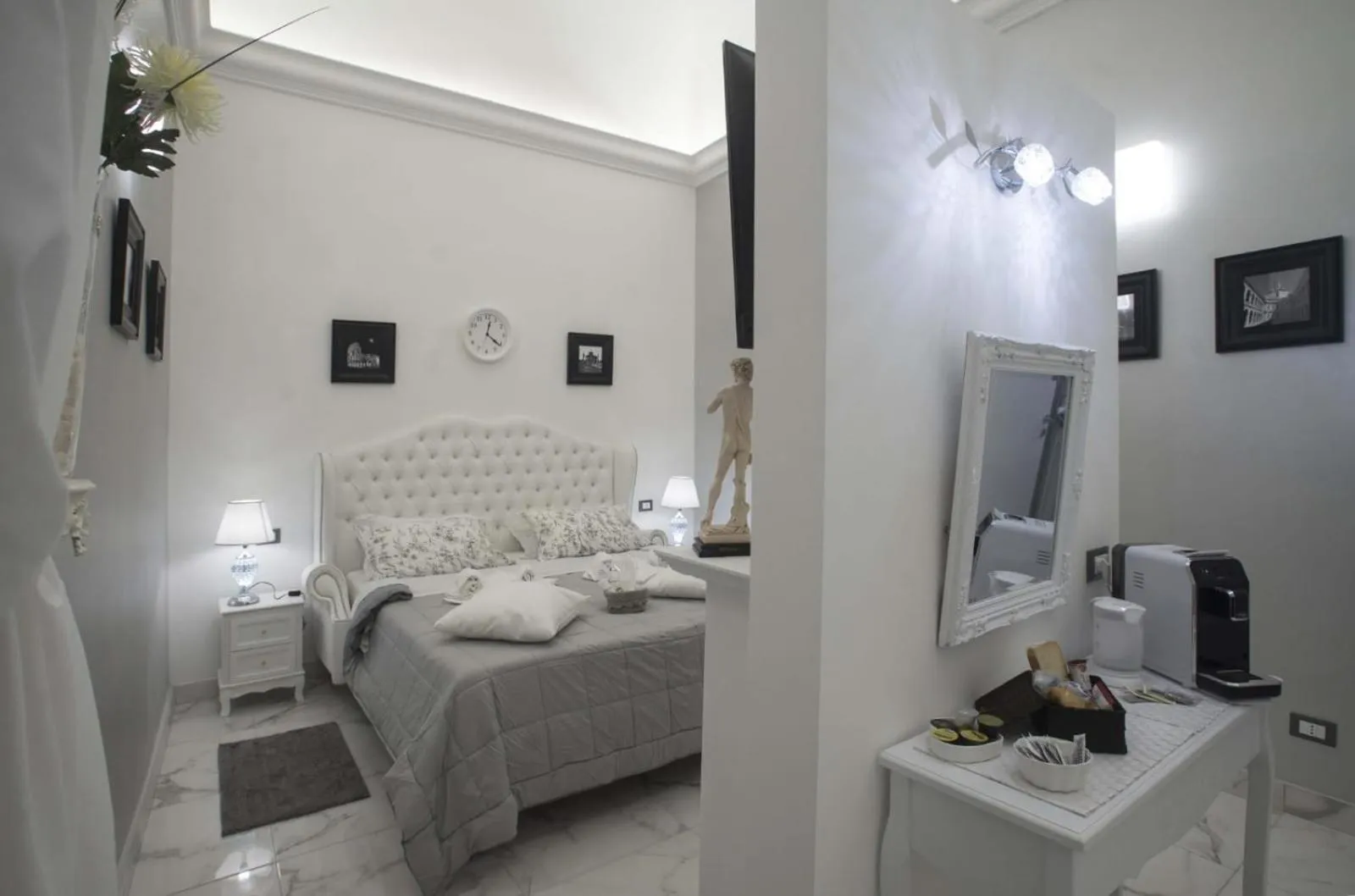 Photo of the whole room, Bed in Barberini Dream