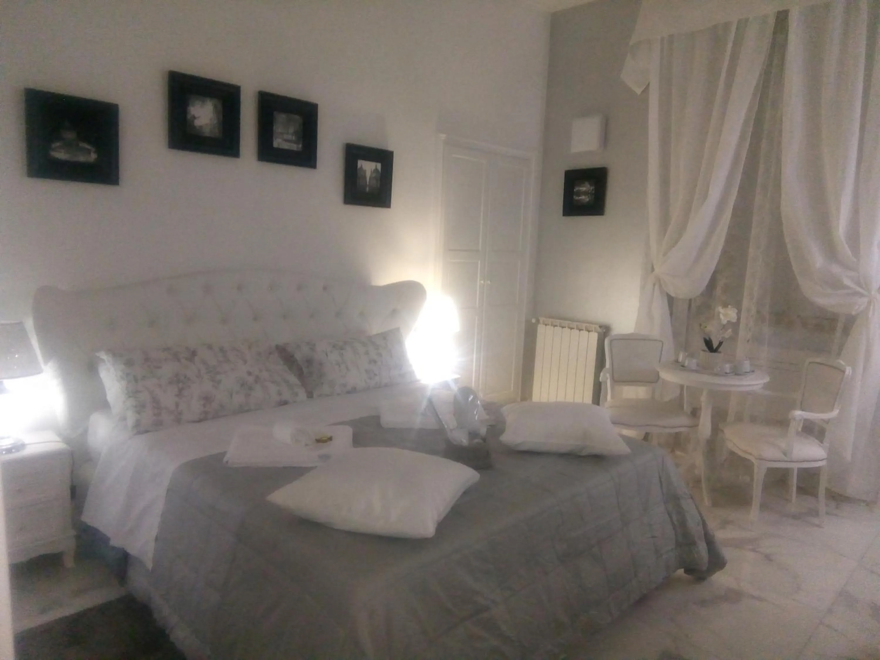 Photo of the whole room, Bed in Barberini Dream