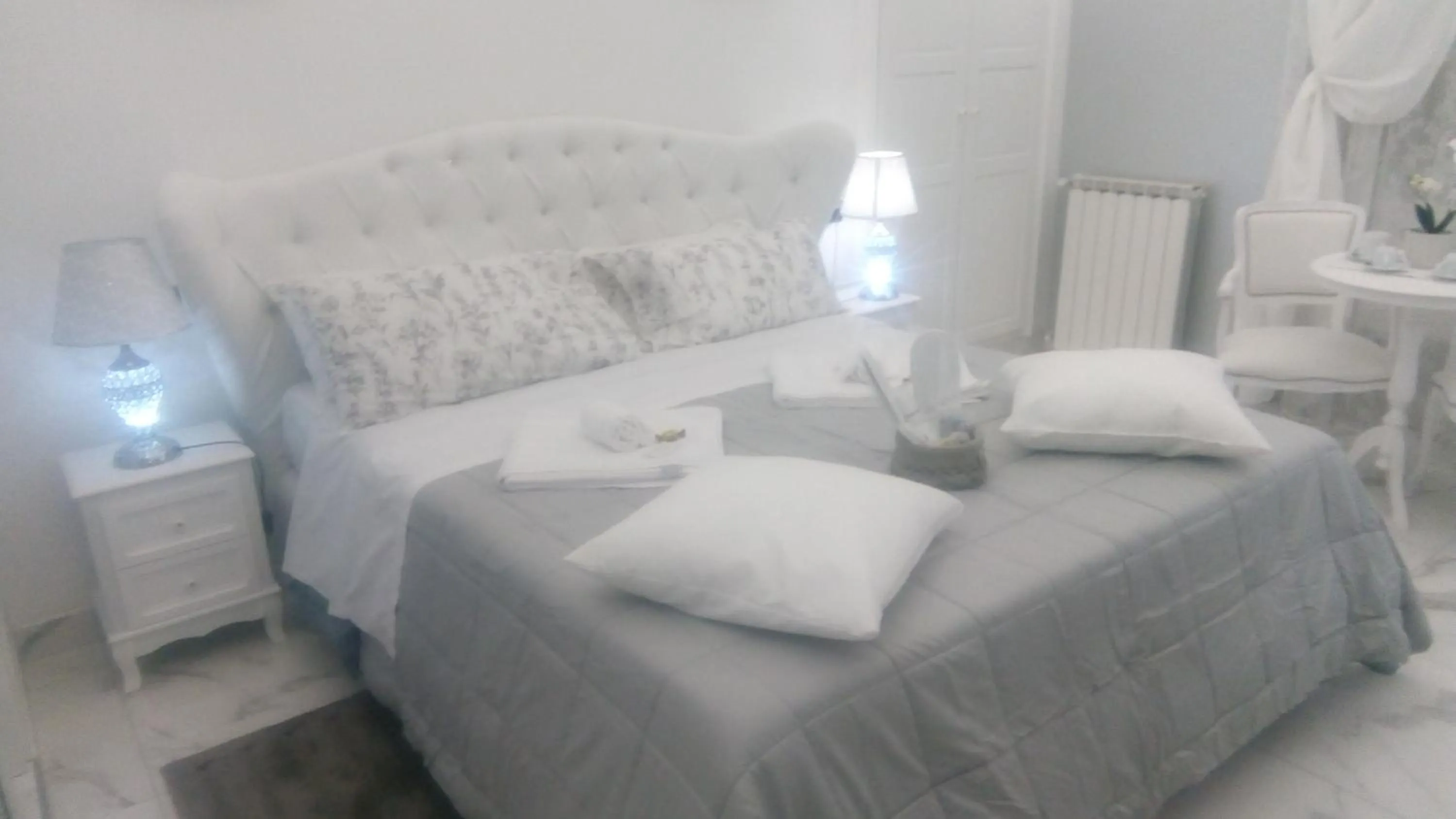 Photo of the whole room, Bed in Barberini Dream